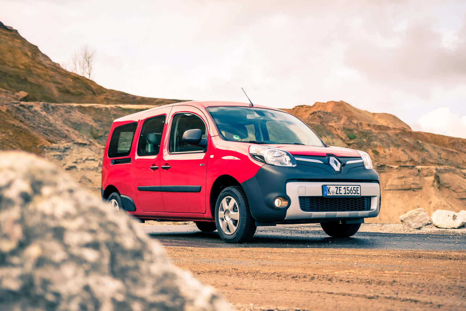 Renault Kangoo, red and black, gravel road, HD Desktop Wallpaper