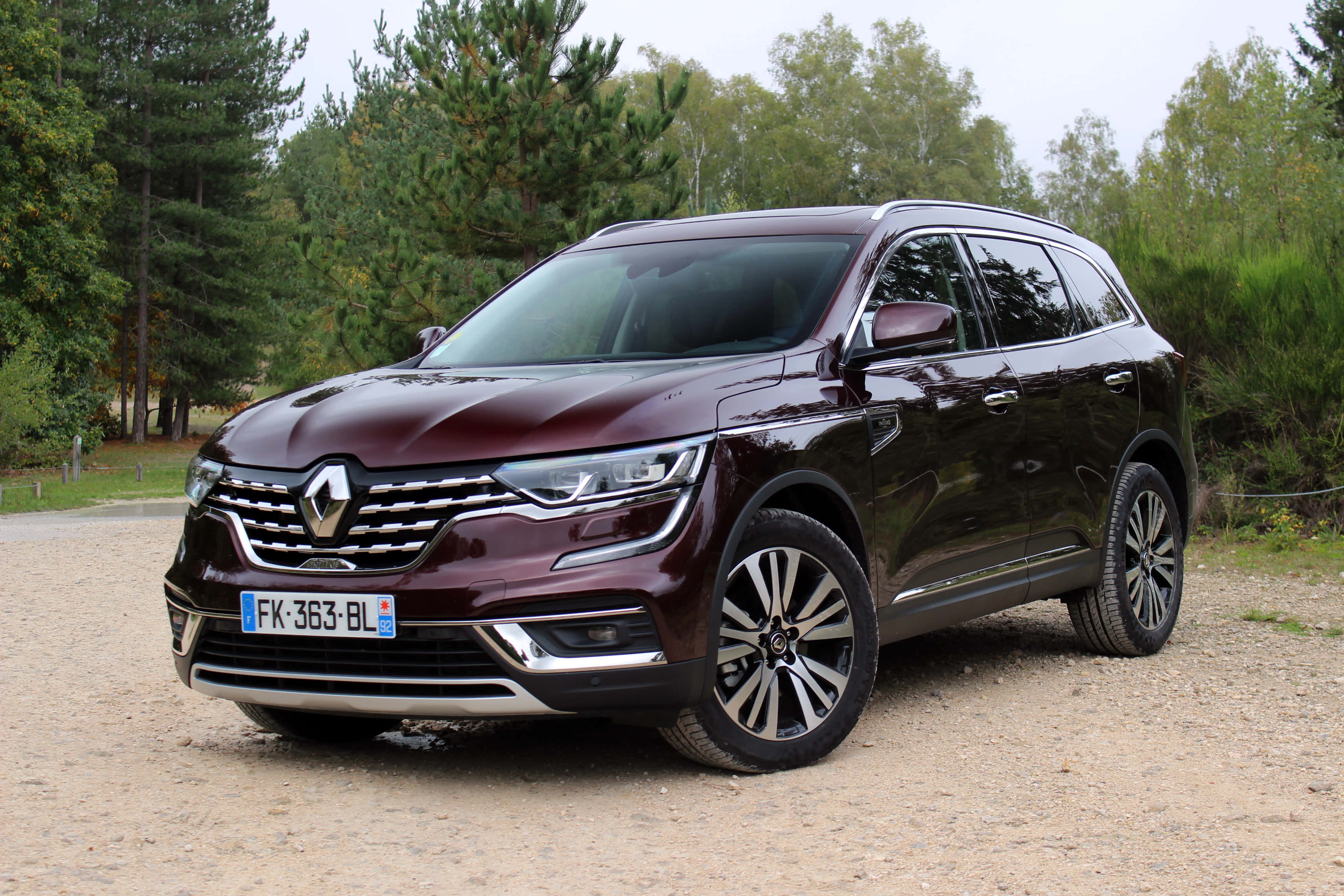 Renault Koleos, glossy maroon, gravel path, 2K Desktop Wallpaper