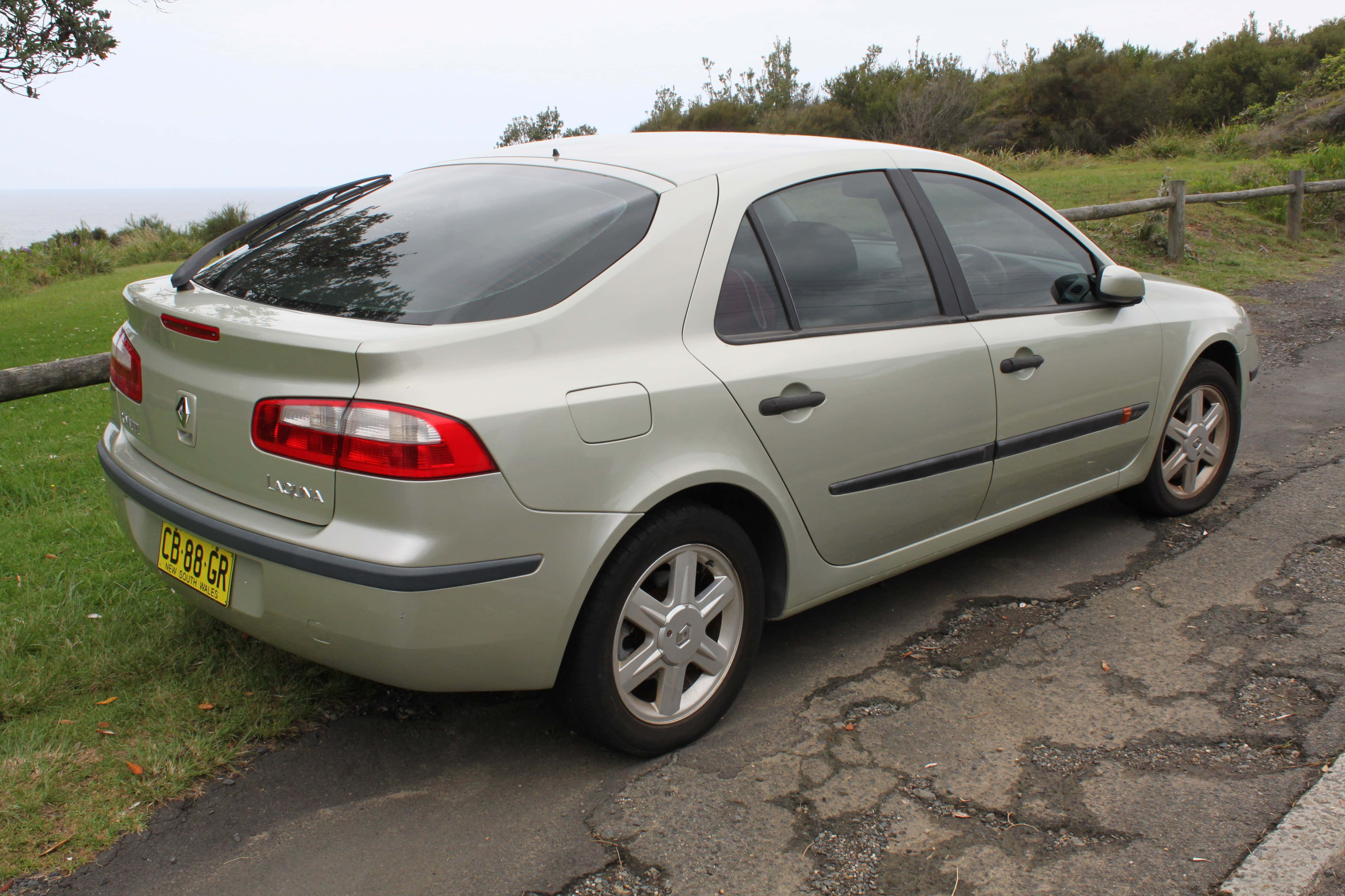 Renault Laguna, light green, weathered road, 4K Desktop Wallpaper
