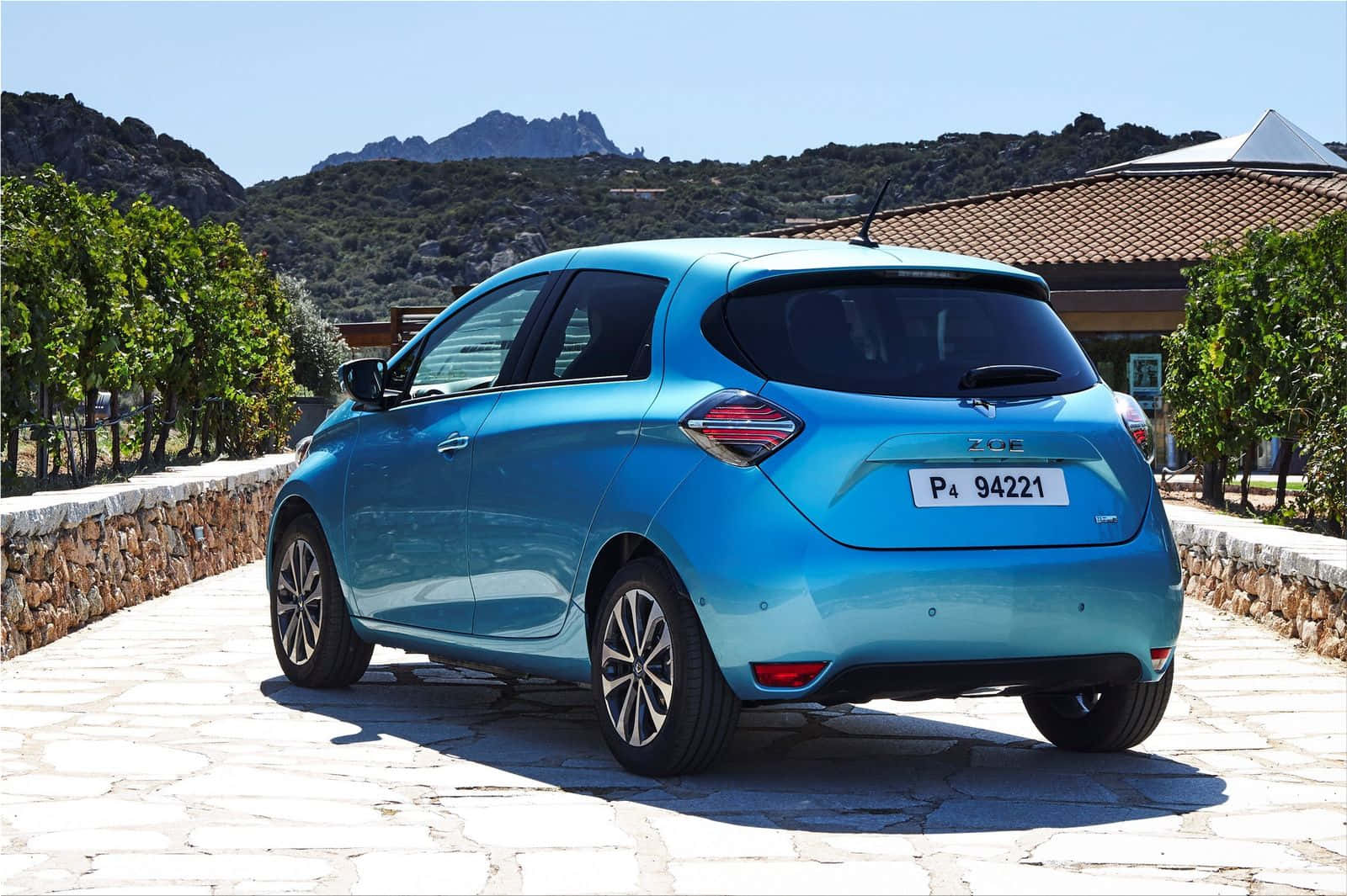 Renault Zoe, vibrant blue, sunlit stone driveway, HD Desktop Wallpaper