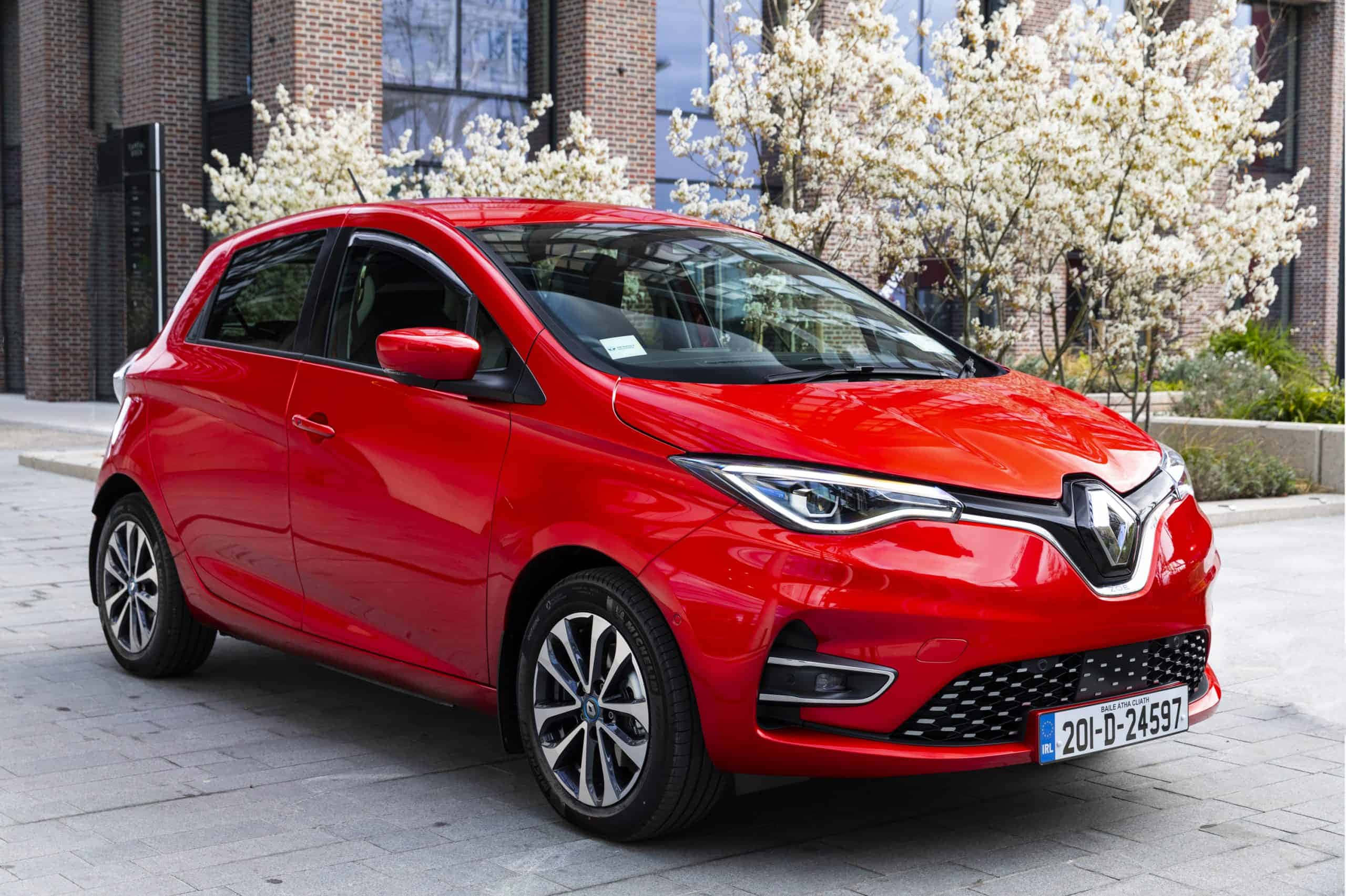 Renault Zoe, glossy red, stone sidewalk, 2K Desktop Wallpaper
