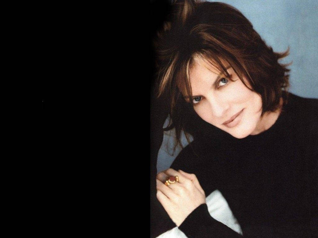 Rene Russo, tousled brown hair, warm smile, SD Desktop Wallpaper