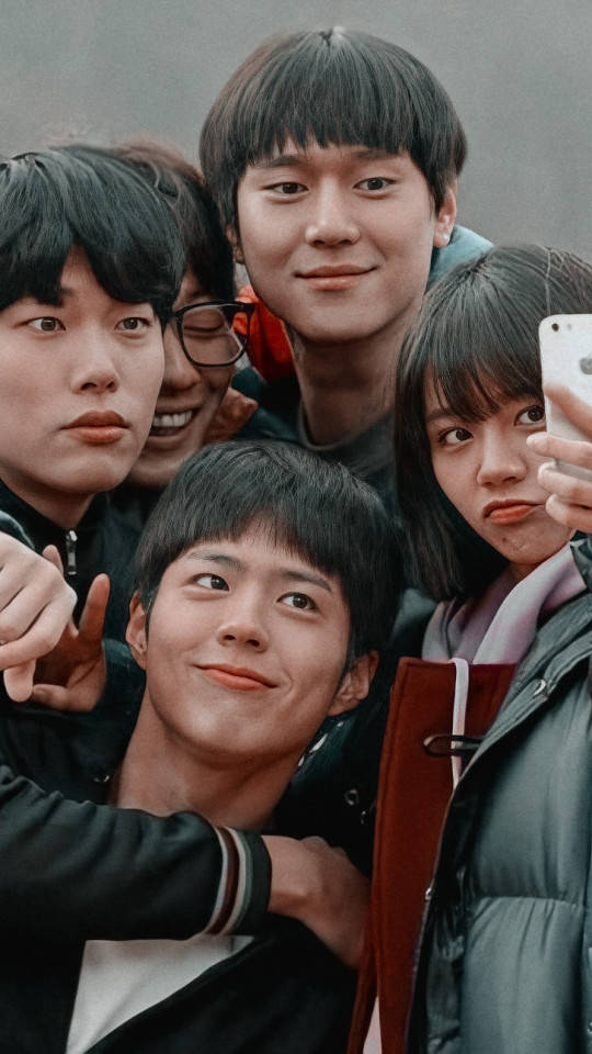 Reply 1988, group selfie, five young friends, SD Phone Wallpaper