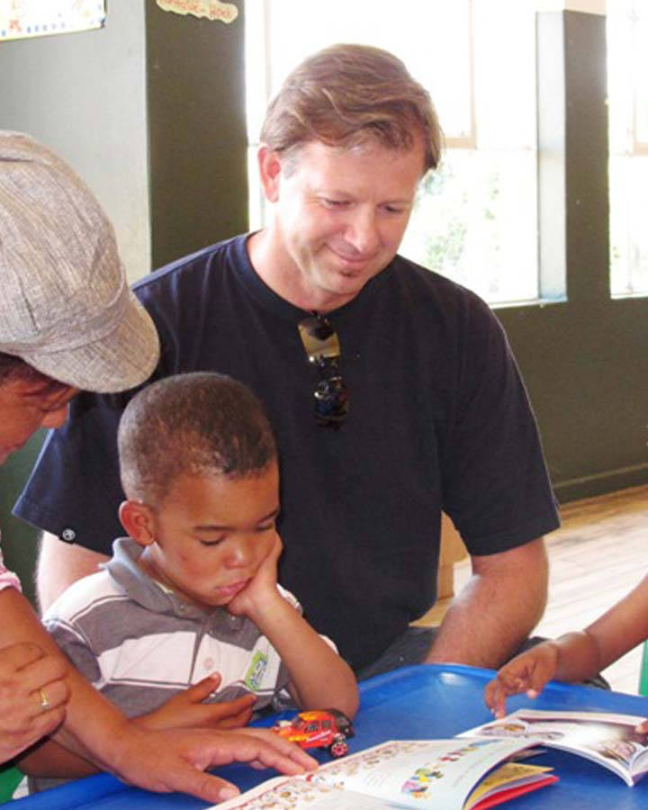 Retief Goosen, child, blue table, SD Phone Wallpaper