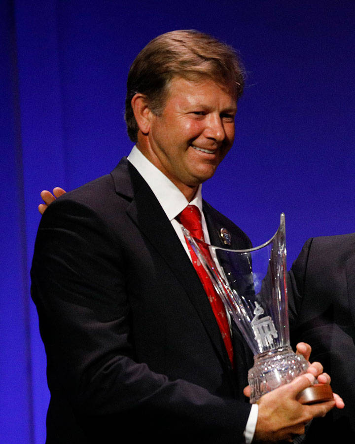 Retief Goosen, suit, crystal trophy, SD Phone Wallpaper