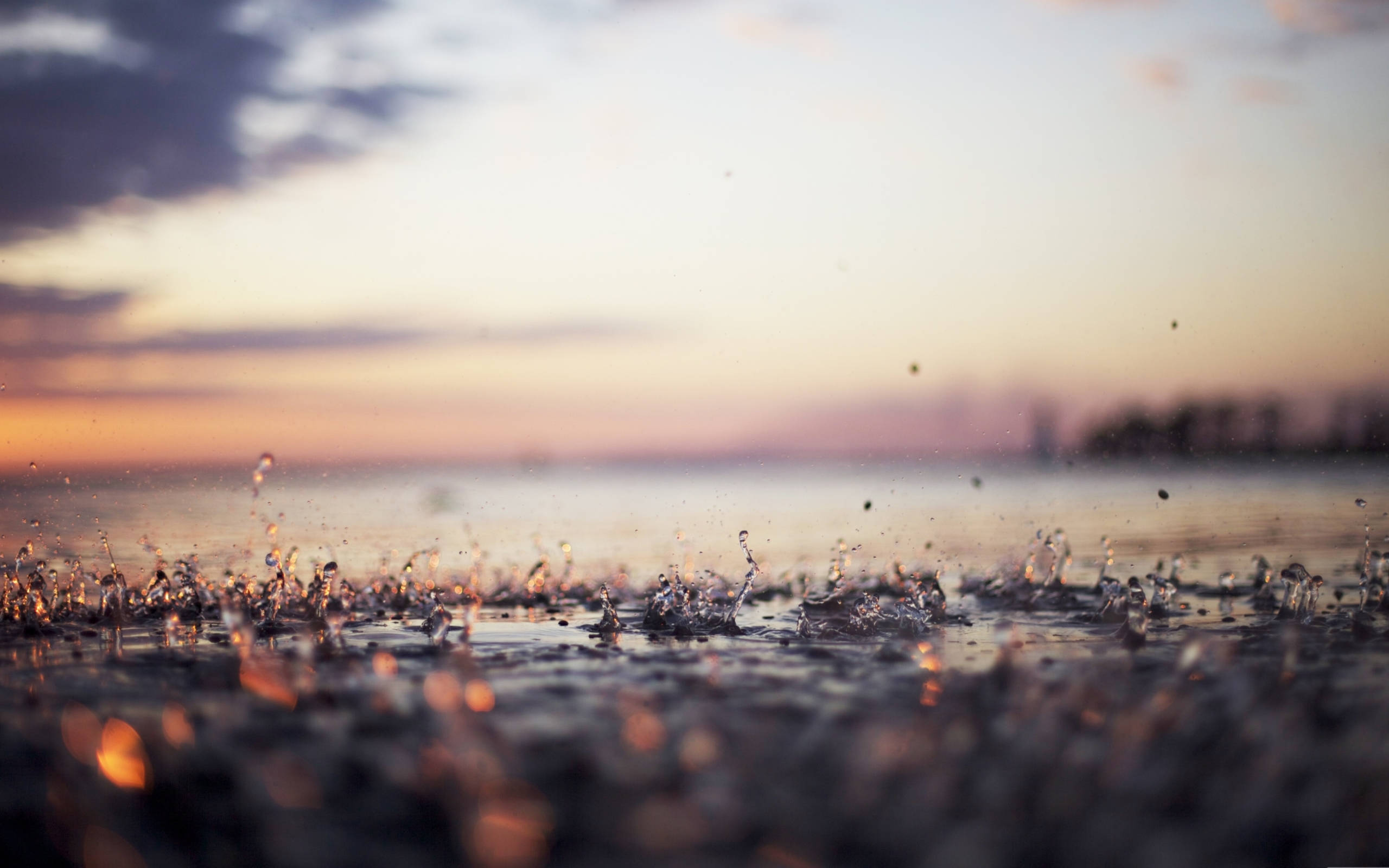 Retina, falling raindrops, wet ground, 2K Desktop Wallpaper