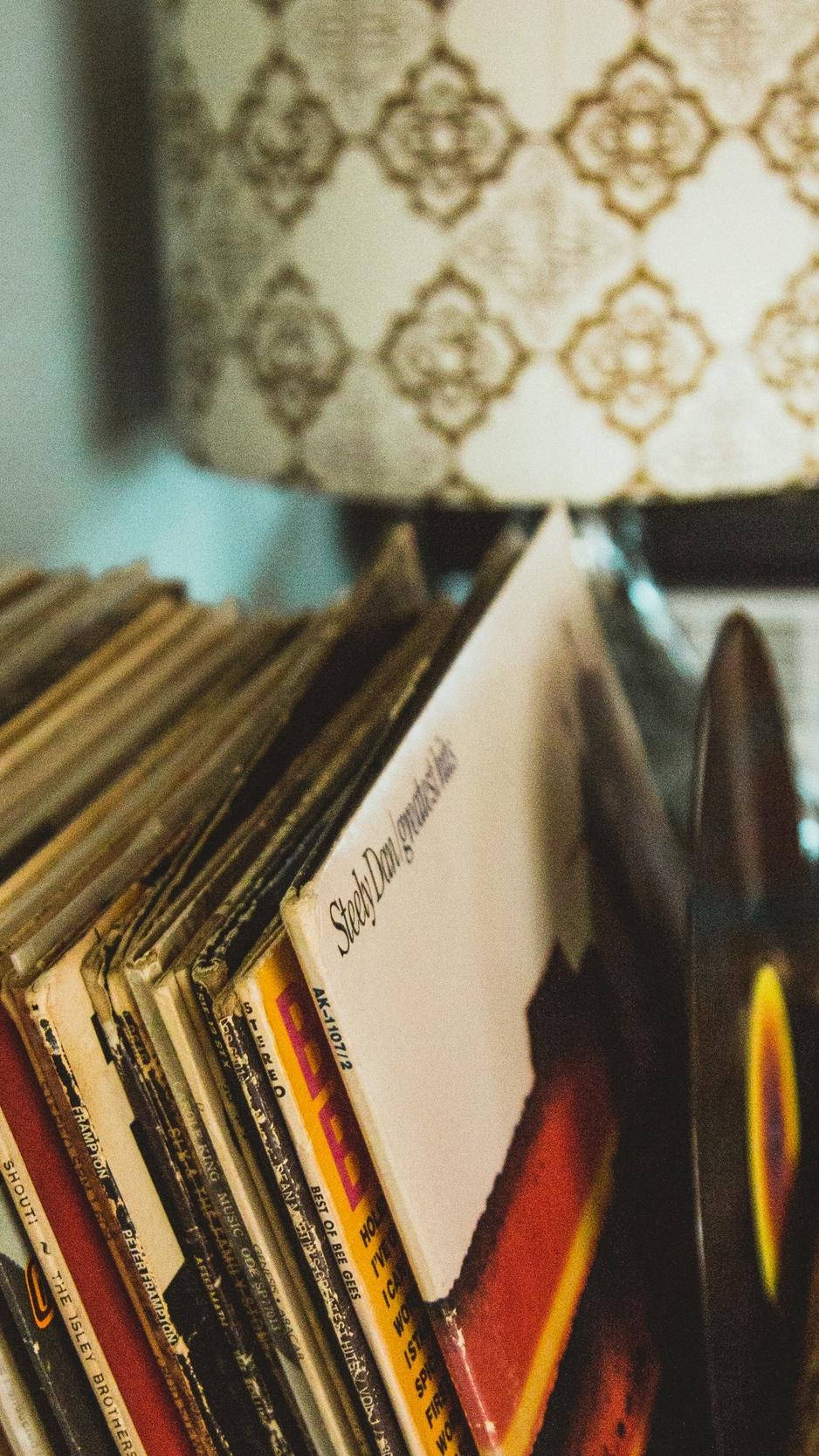 vinyl records, patterned lampshade, cozy room, HD Phone Wallpaper