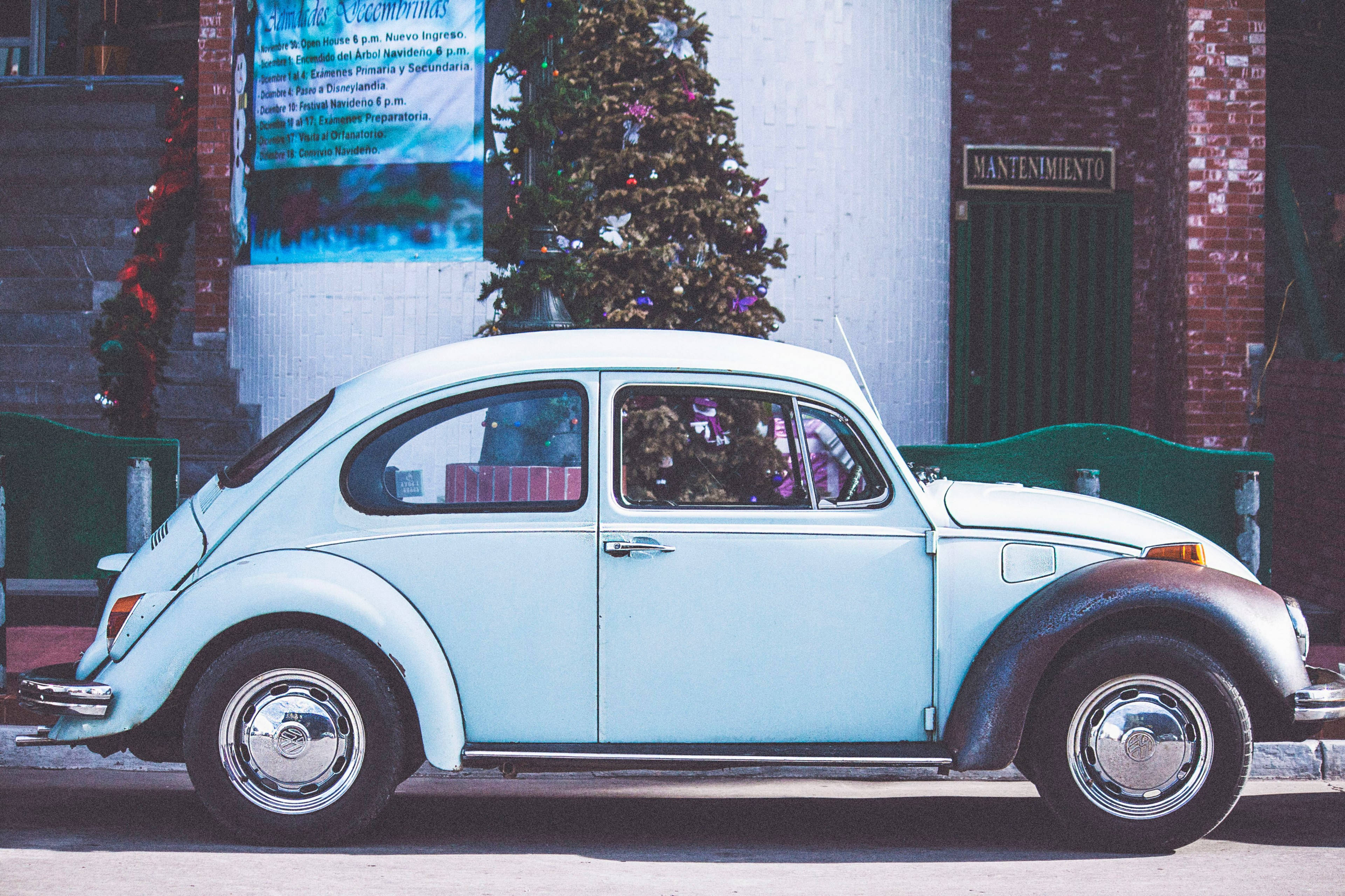 vintage light blue Volkswagen Beetle, Christmas tree, brick building, 4K Desktop Wallpaper