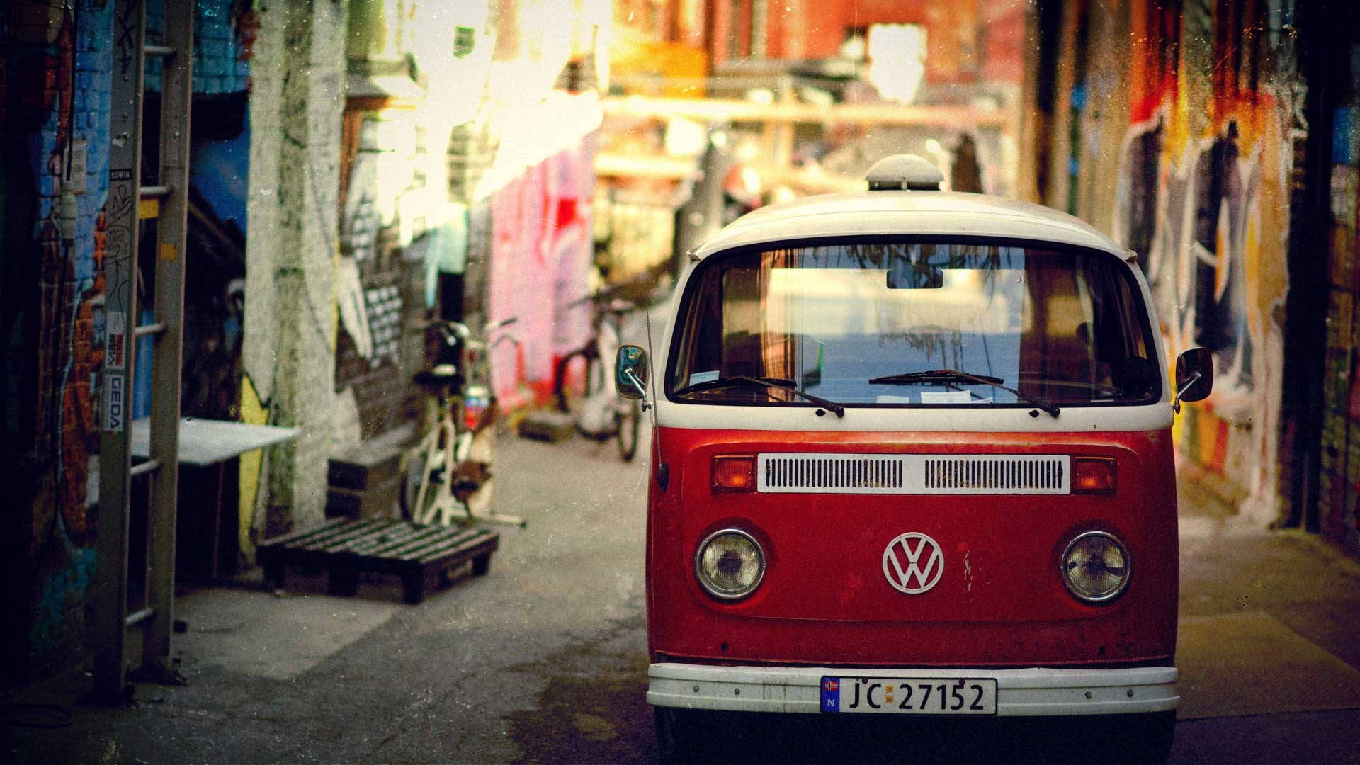 classic red volkswagen kombi, vintage red and white Volkswagen van, graffiti-covered alleyway, Full HD Desktop Wallpaper