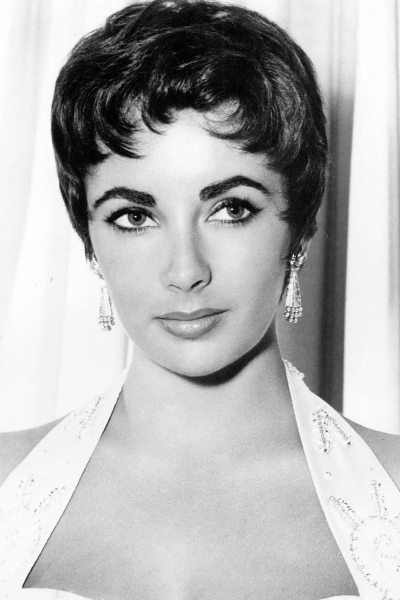 vintage pixie cut, black and white portrait, short dark hair, Full HD Phone Wallpaper