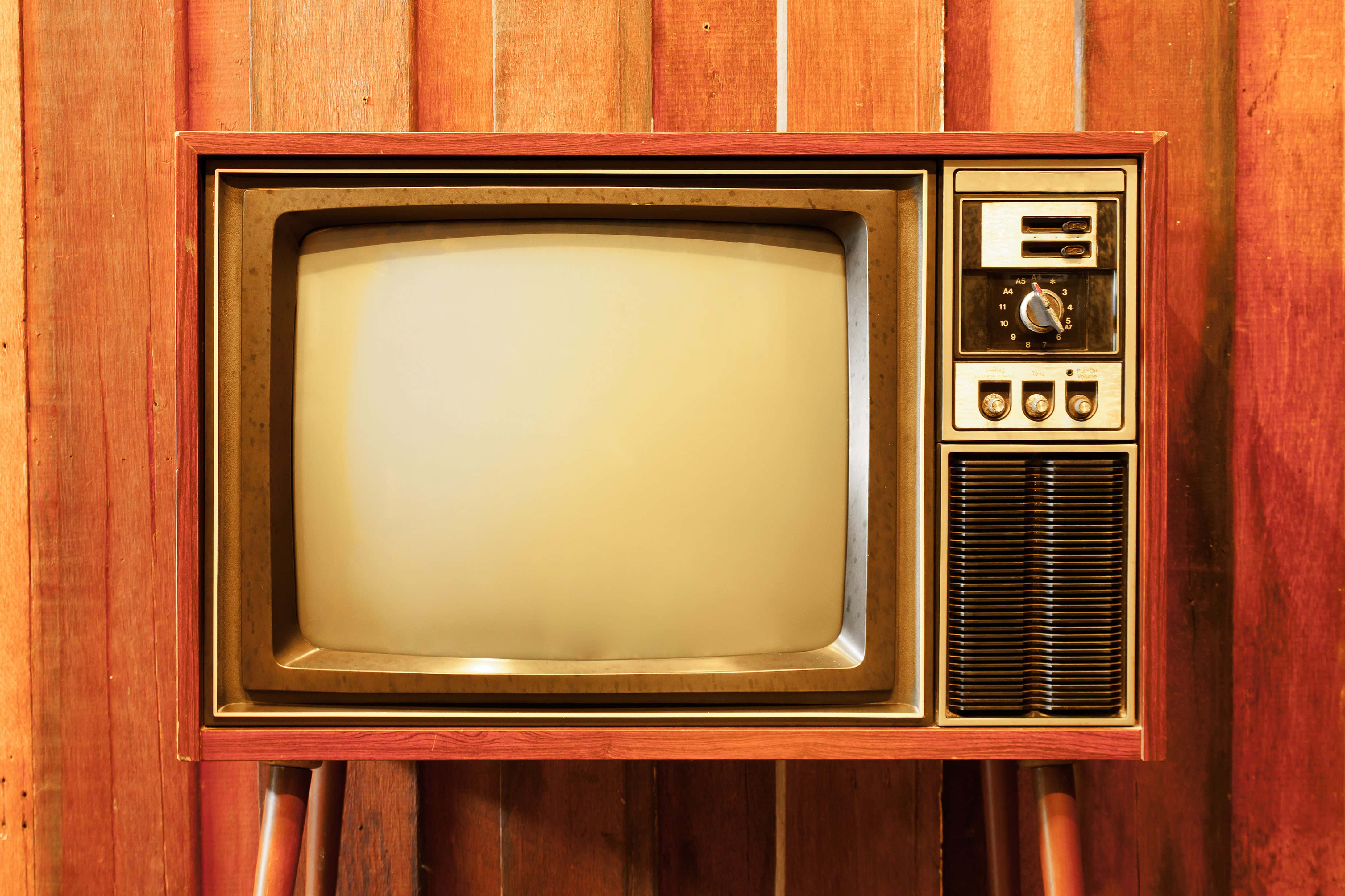 vintage wooden television, blank screen, warm-toned wood-paneled wall, 4K Desktop Wallpaper