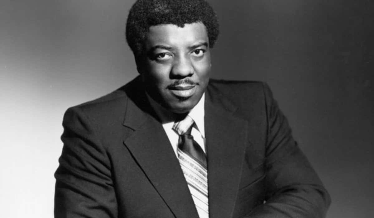 Rev James Cleveland, black and white portrait, suit, SD Desktop Wallpaper