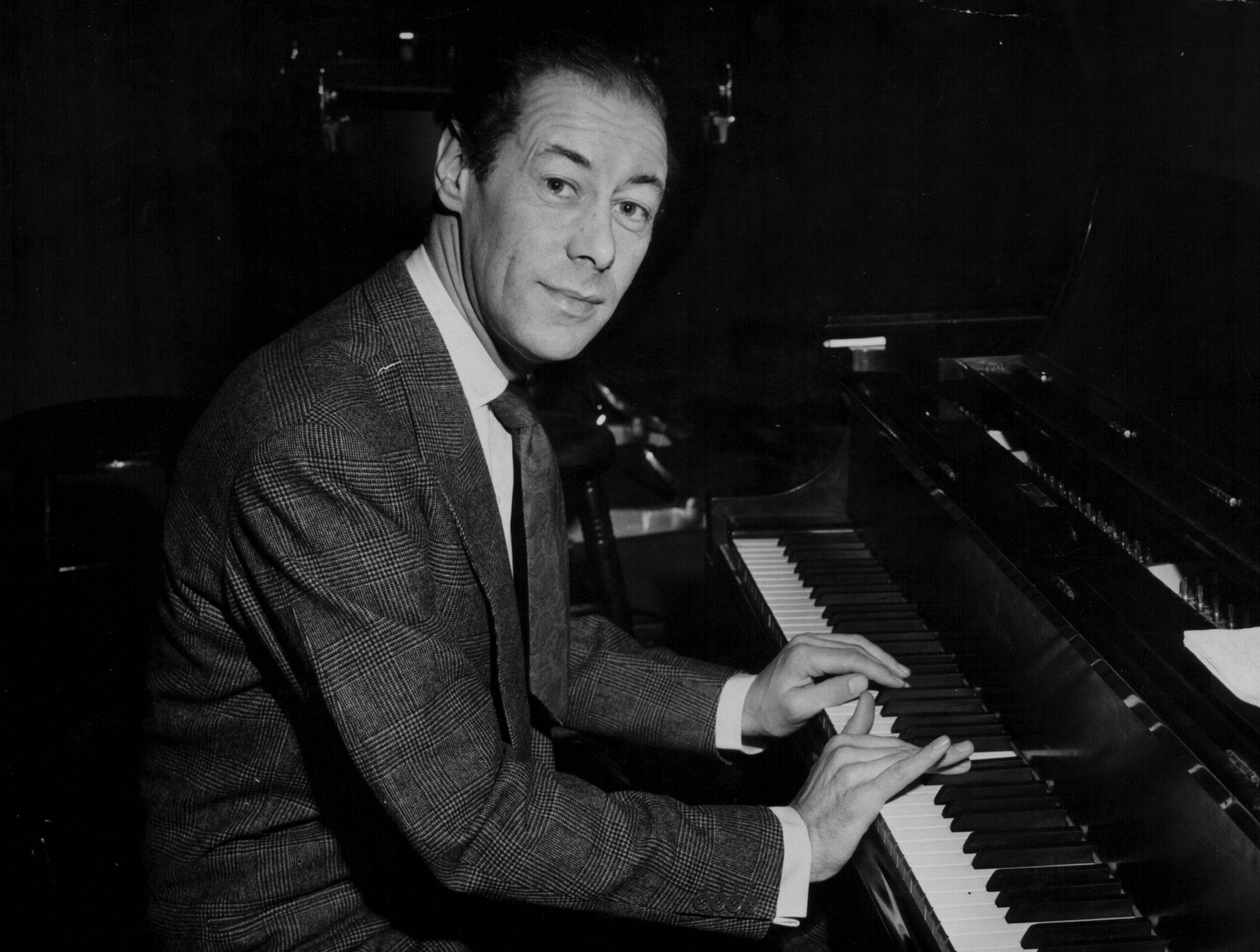 Rex Harrison, piano, suit, 2K Desktop Wallpaper