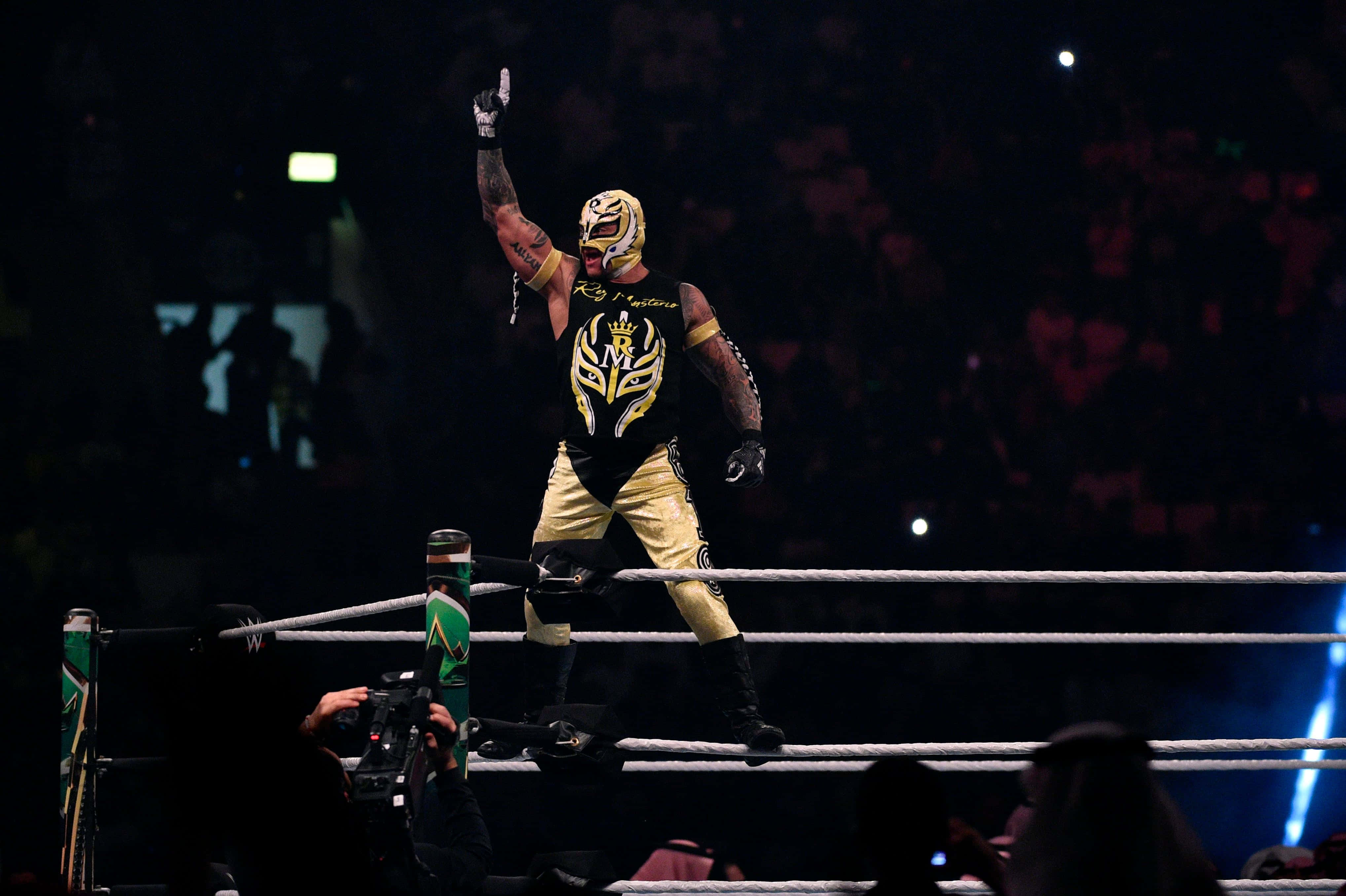Rey Mysterio, wrestling ring, black and gold gear, 4K Desktop Wallpaper