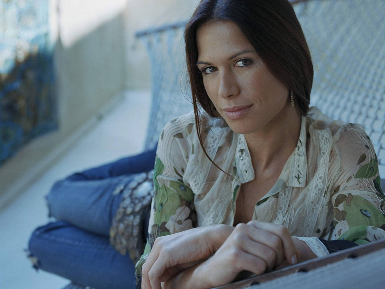Rhona Mitra, elegant attire, blue cushioned bench, HD Desktop Wallpaper