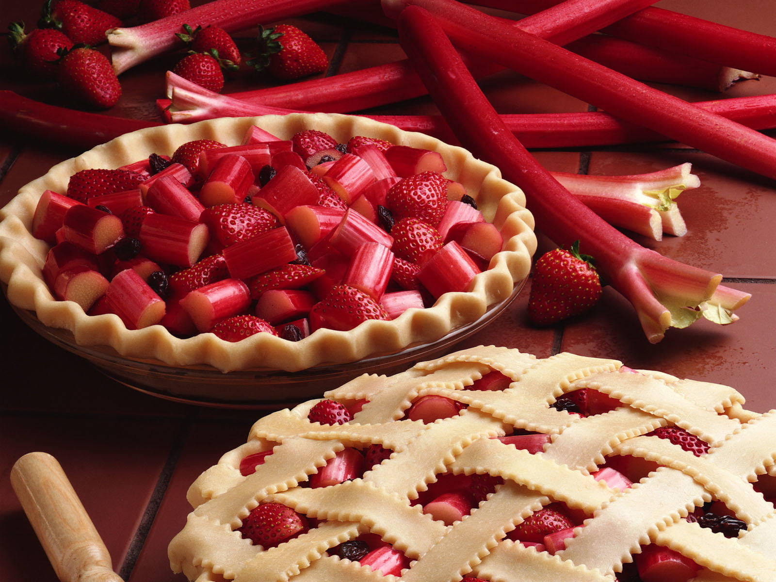 strawberry rhubarb pie, lattice crust, wooden table, HD Desktop Wallpaper