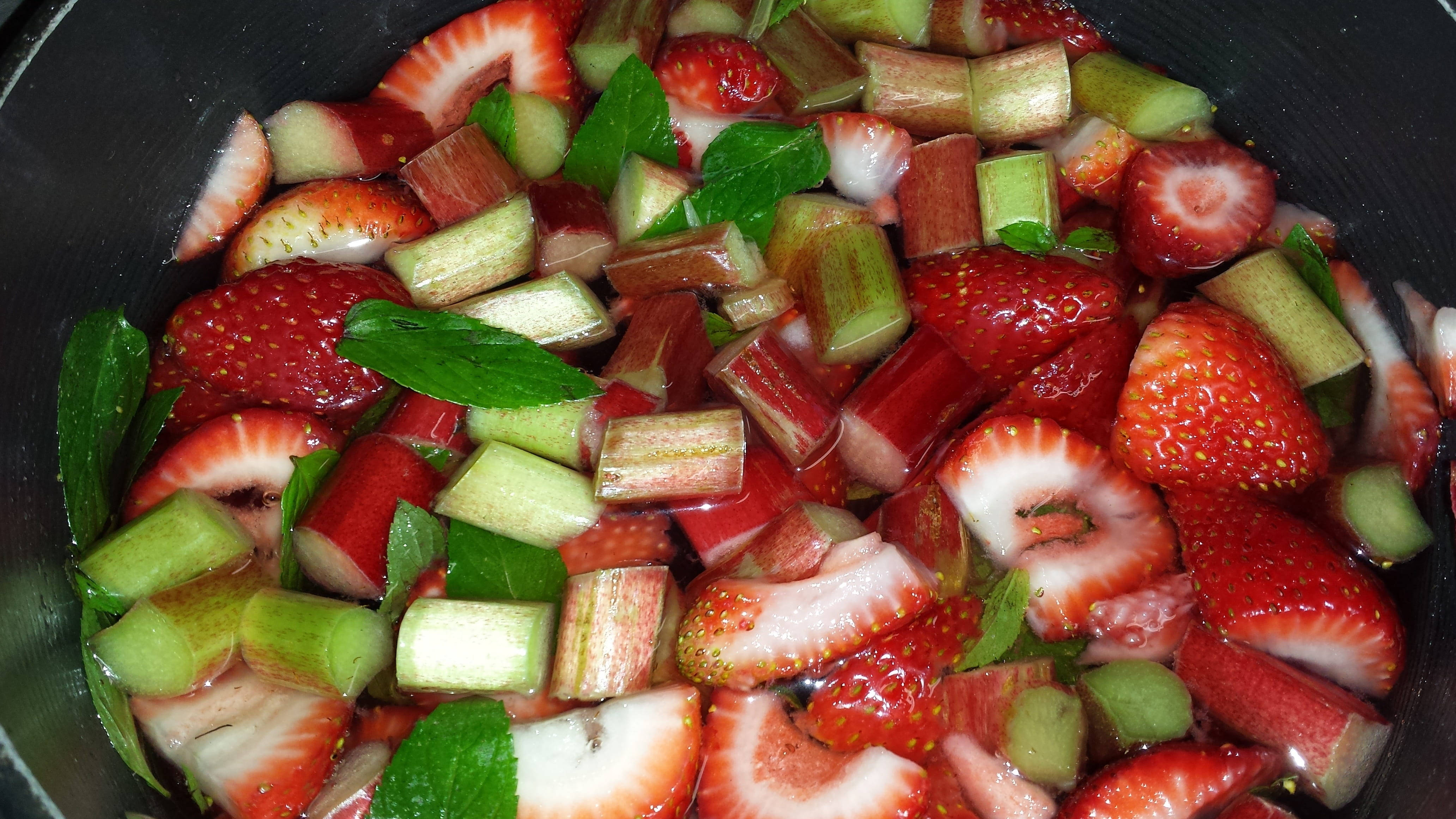 strawberry rhubarb crisp, sliced strawberries, rhubarb, 4K Desktop Wallpaper
