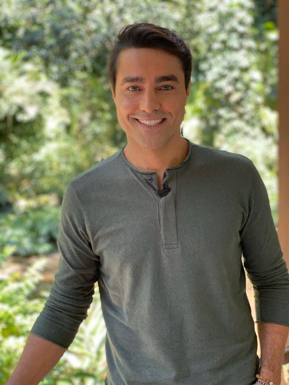Ricardo Pereira, green henley shirt, lush green foliage, HD Phone Wallpaper