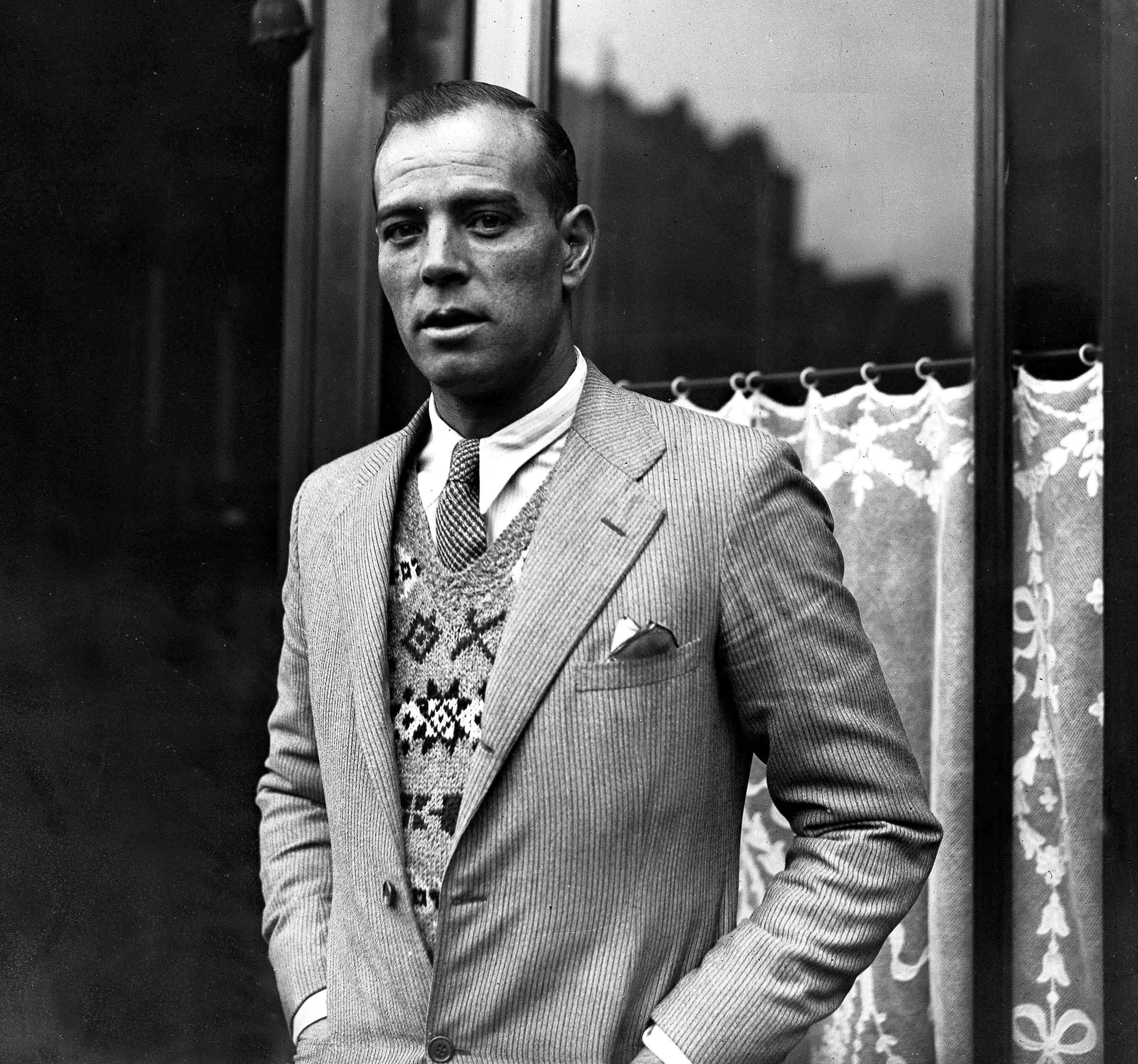 Ricardo Zamora, 1934 photograph, pinstripe suit, 2K Desktop Wallpaper