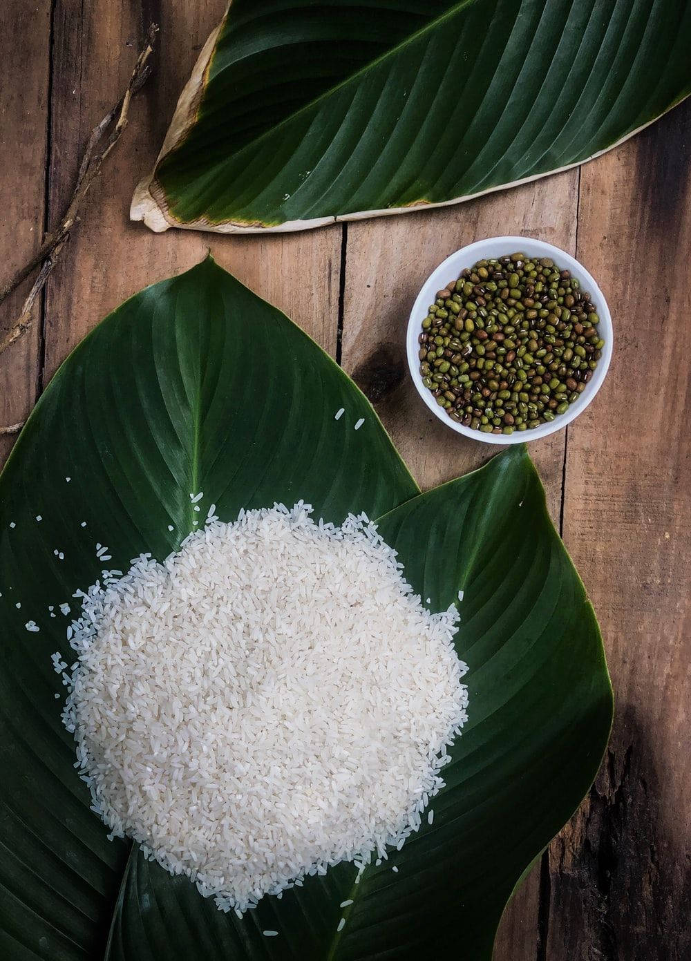 white rice, fragrant leaf, bowl of mung beans, HD Phone Wallpaper