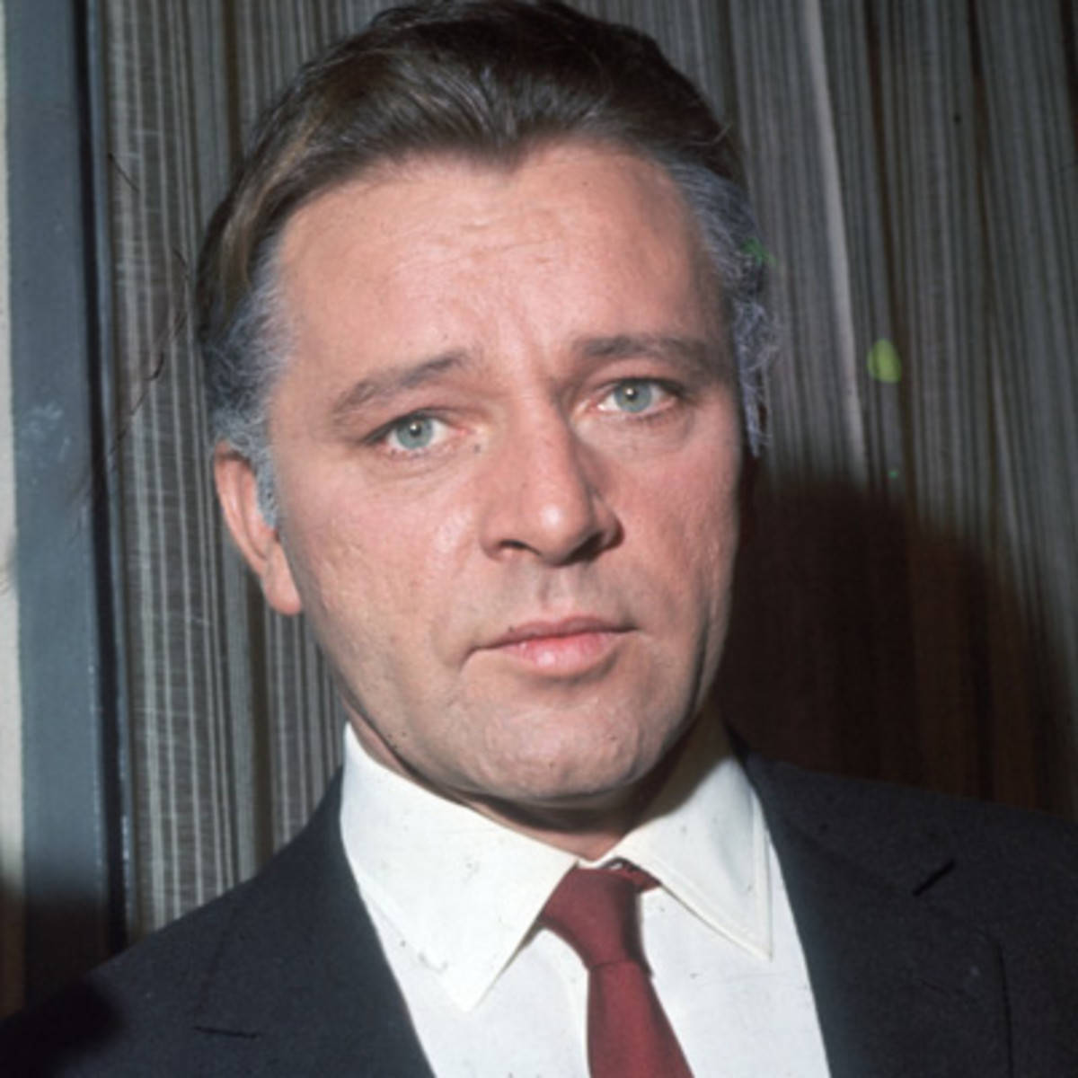 Richard Burton, red carpet, dark suit, SD Desktop Wallpaper