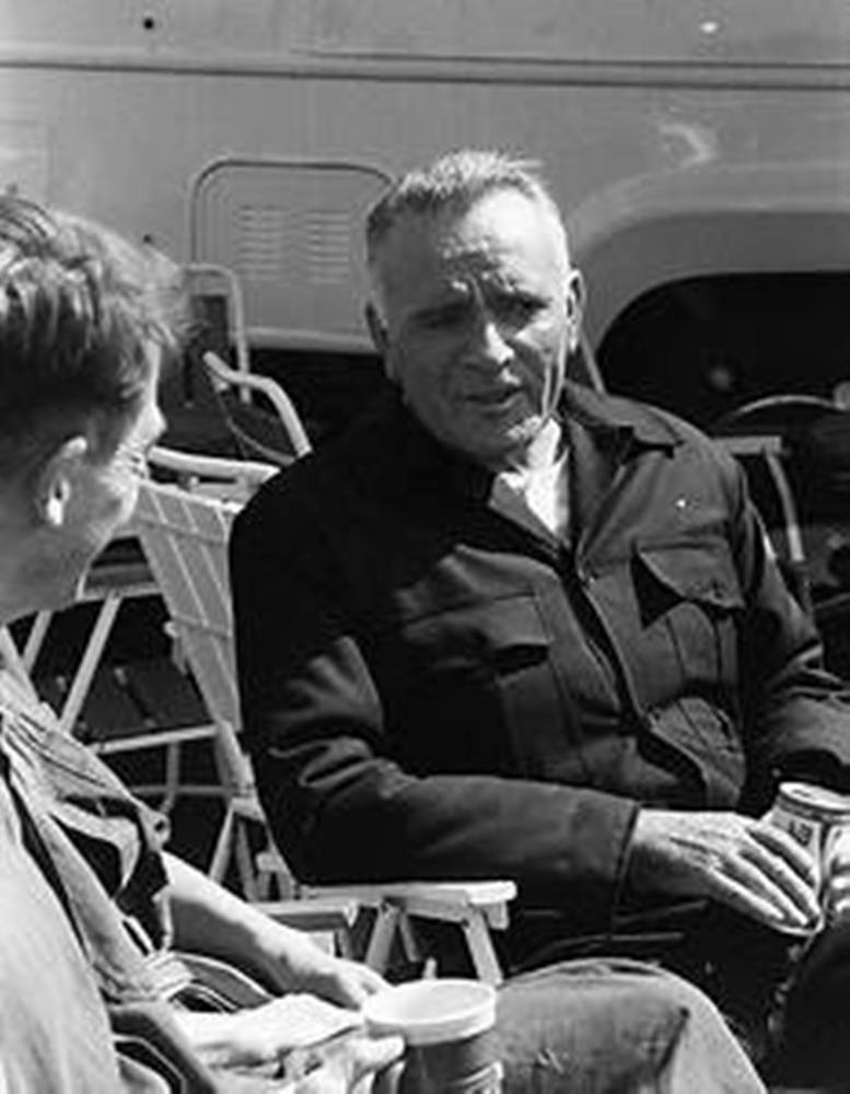 Richard Burton, black and white, vintage camper van, SD Phone Wallpaper