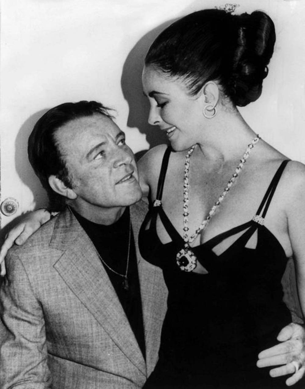 Richard Burton, lover, on his lap, SD Phone Wallpaper