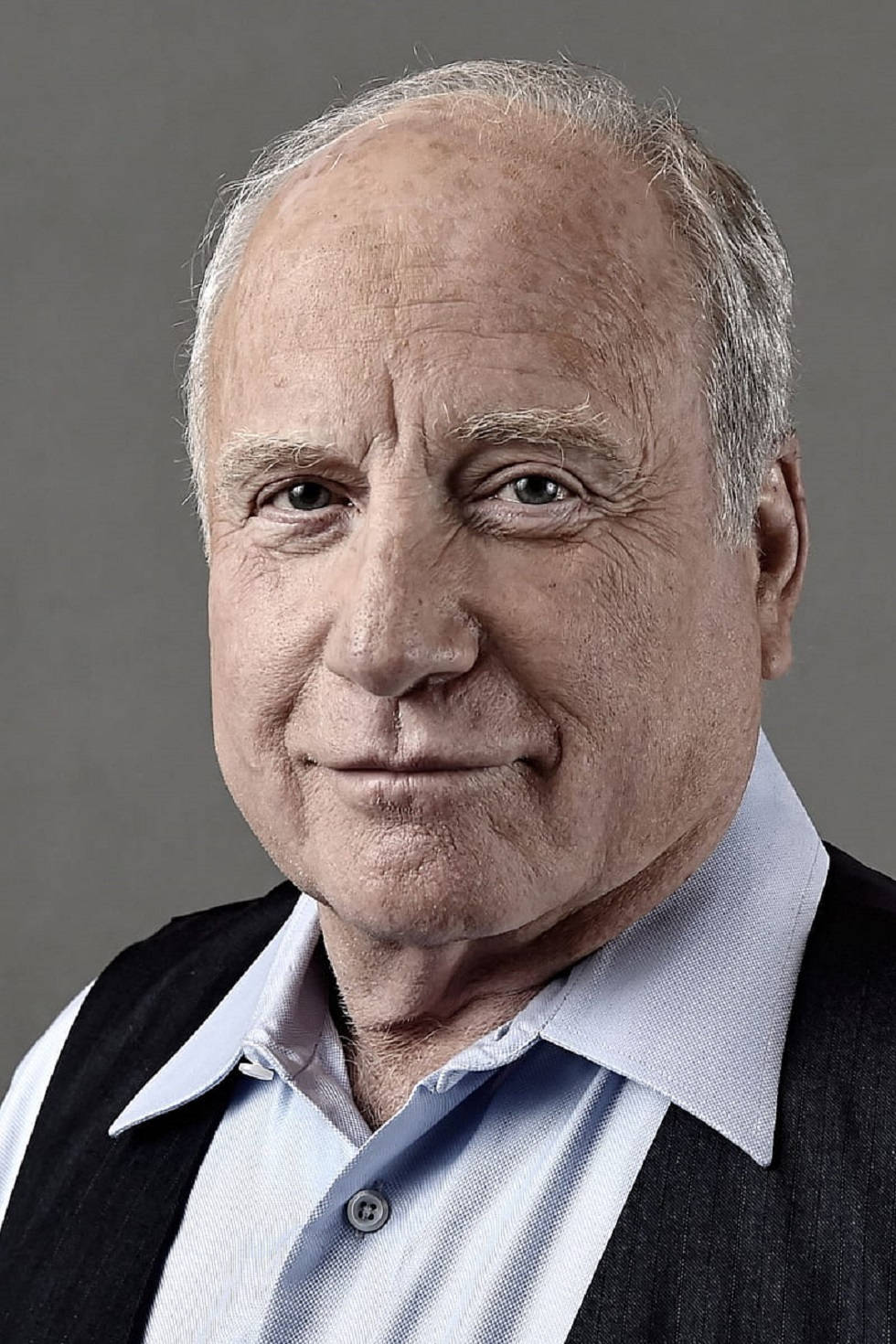 Richard Dreyfuss, gray hair, gentle smile, HD Phone Wallpaper