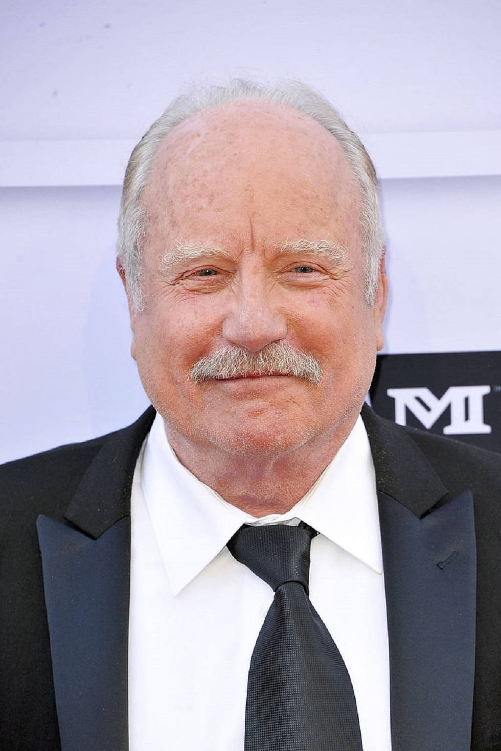 Richard Dreyfuss, black tuxedo, white hair, HD Phone Wallpaper