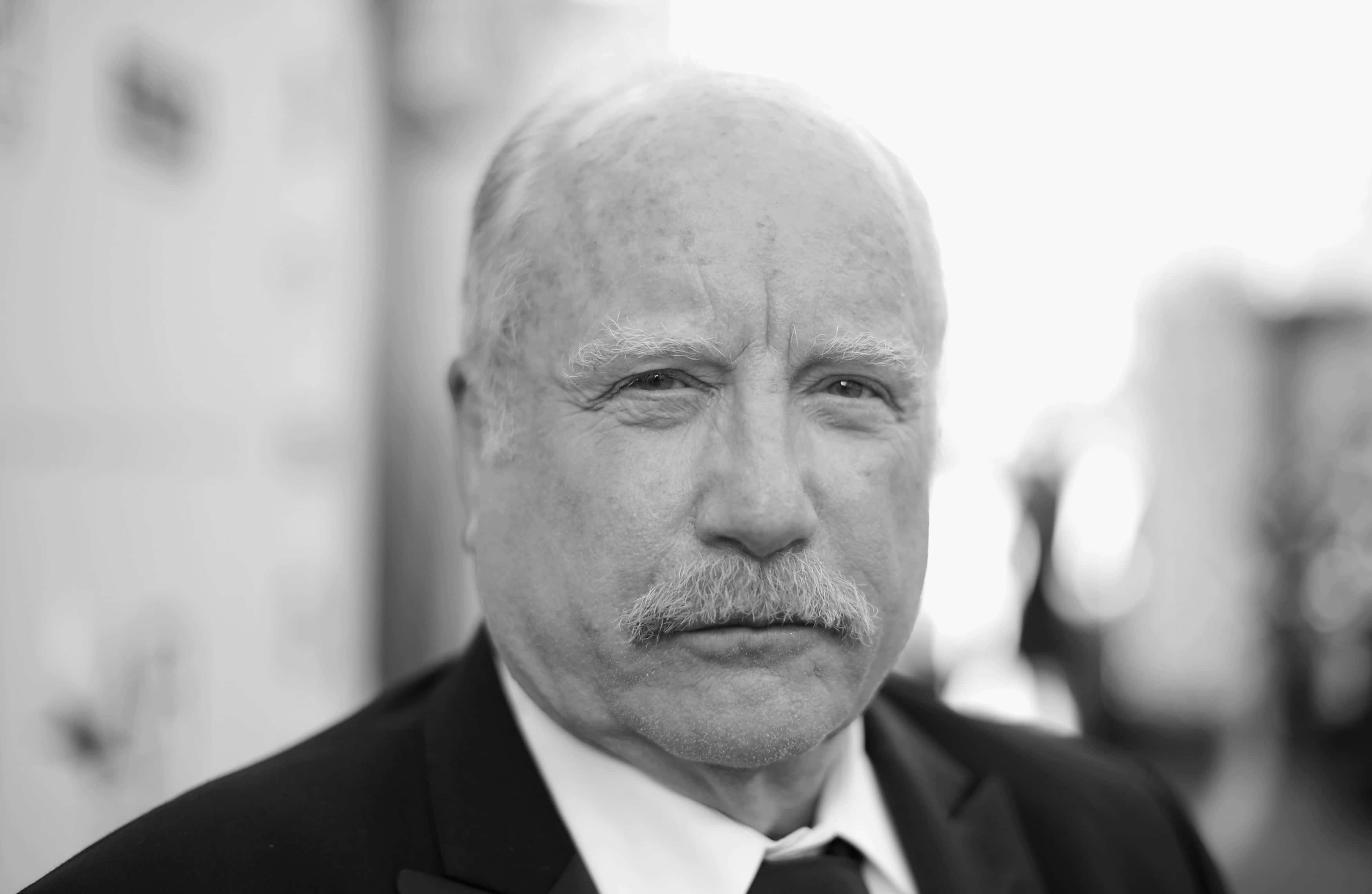 Richard Dreyfuss, black and white, close-up portrait, 2K Desktop Wallpaper