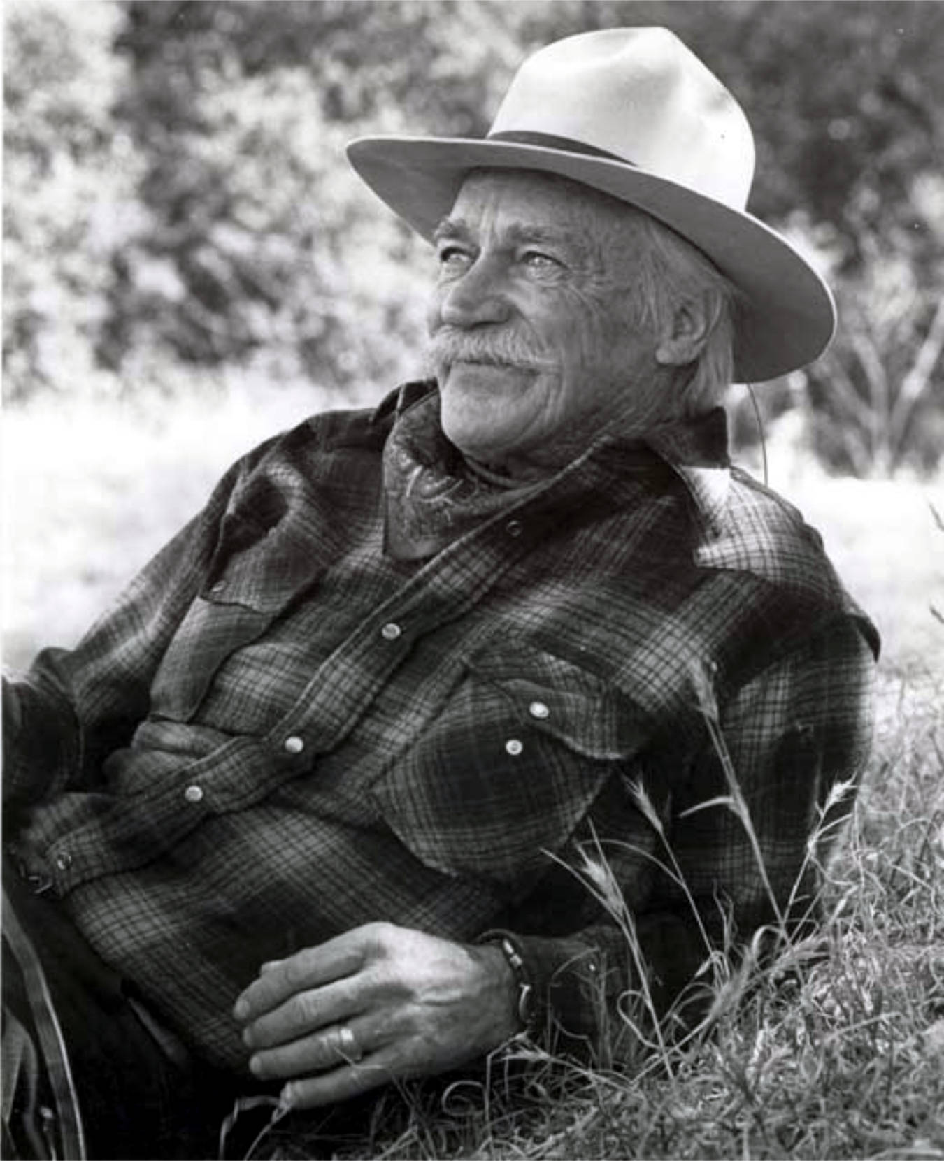 Richard Farnsworth, black and white, grass, HD Phone Wallpaper