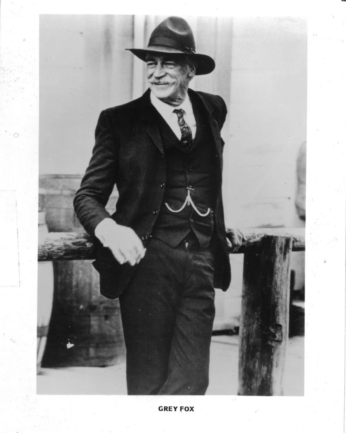 Richard Farnsworth, black and white cowboy hat, suit, HD Phone Wallpaper