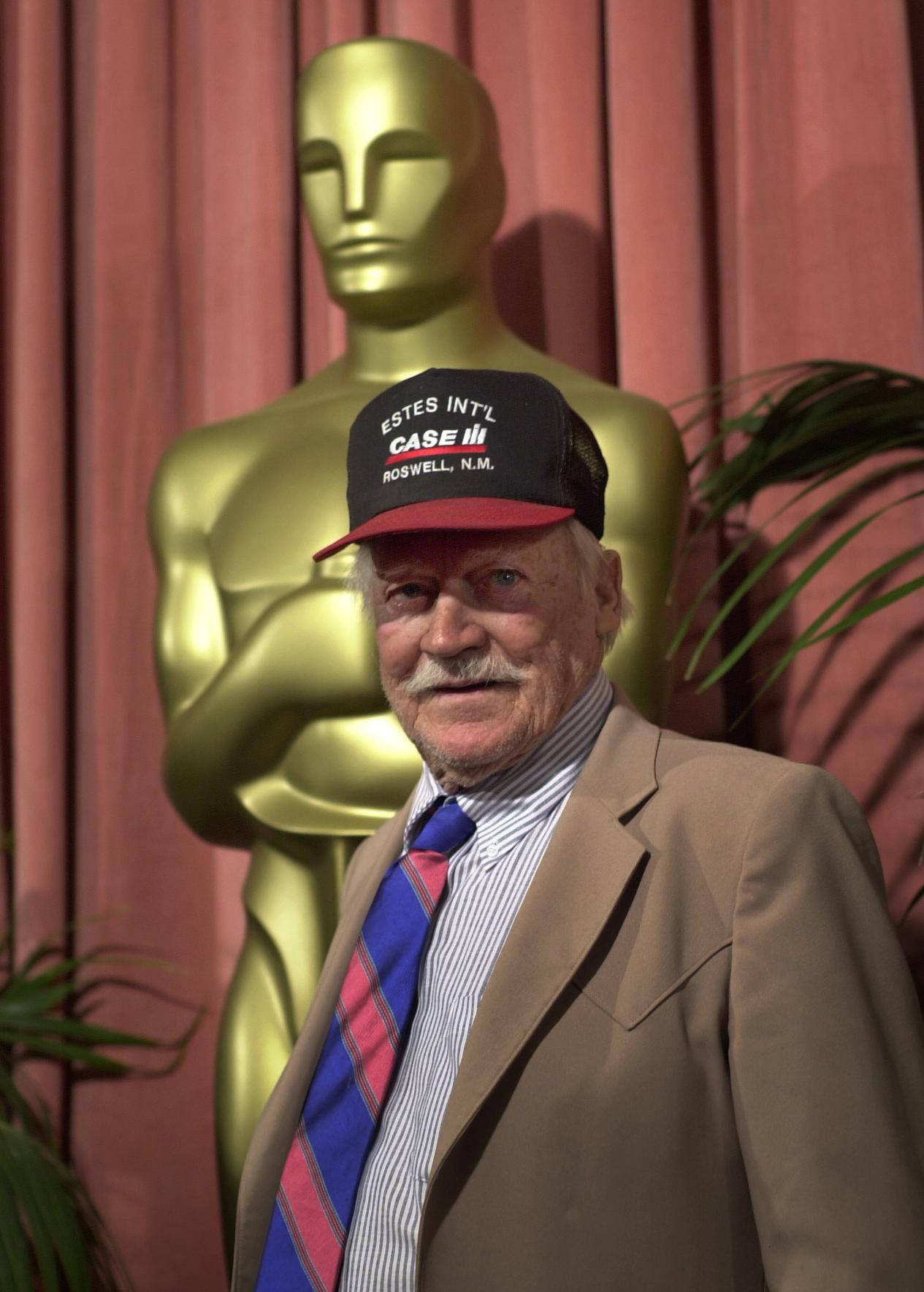 Richard Farnsworth, golden Oscar statue, tan suit, HD Phone Wallpaper