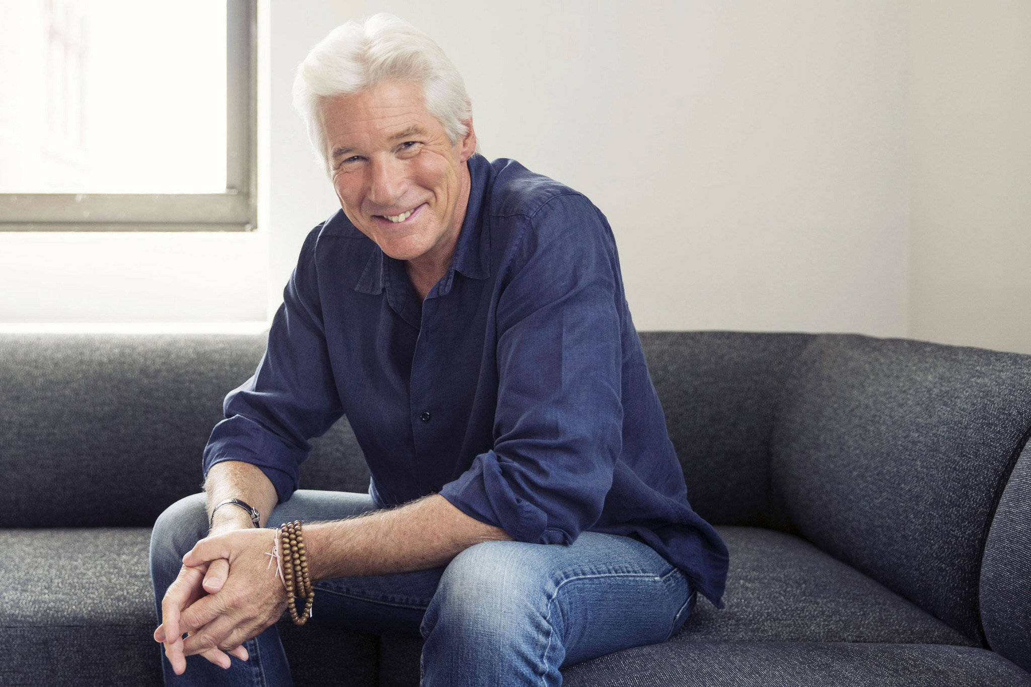 Richard Gere, gray couch, bright room, Full HD Desktop Wallpaper