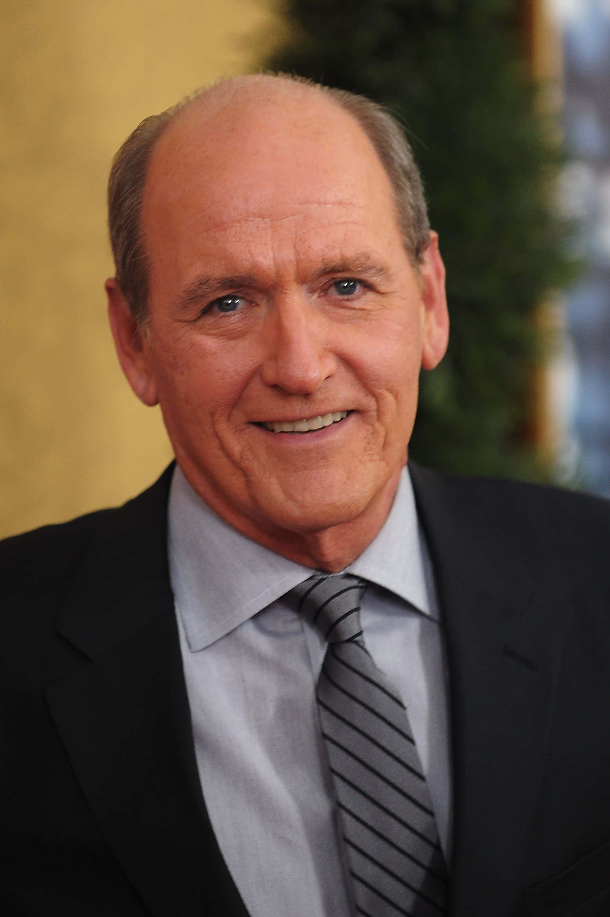 Richard Jenkins, 1996, dark suit, 2K Phone Wallpaper