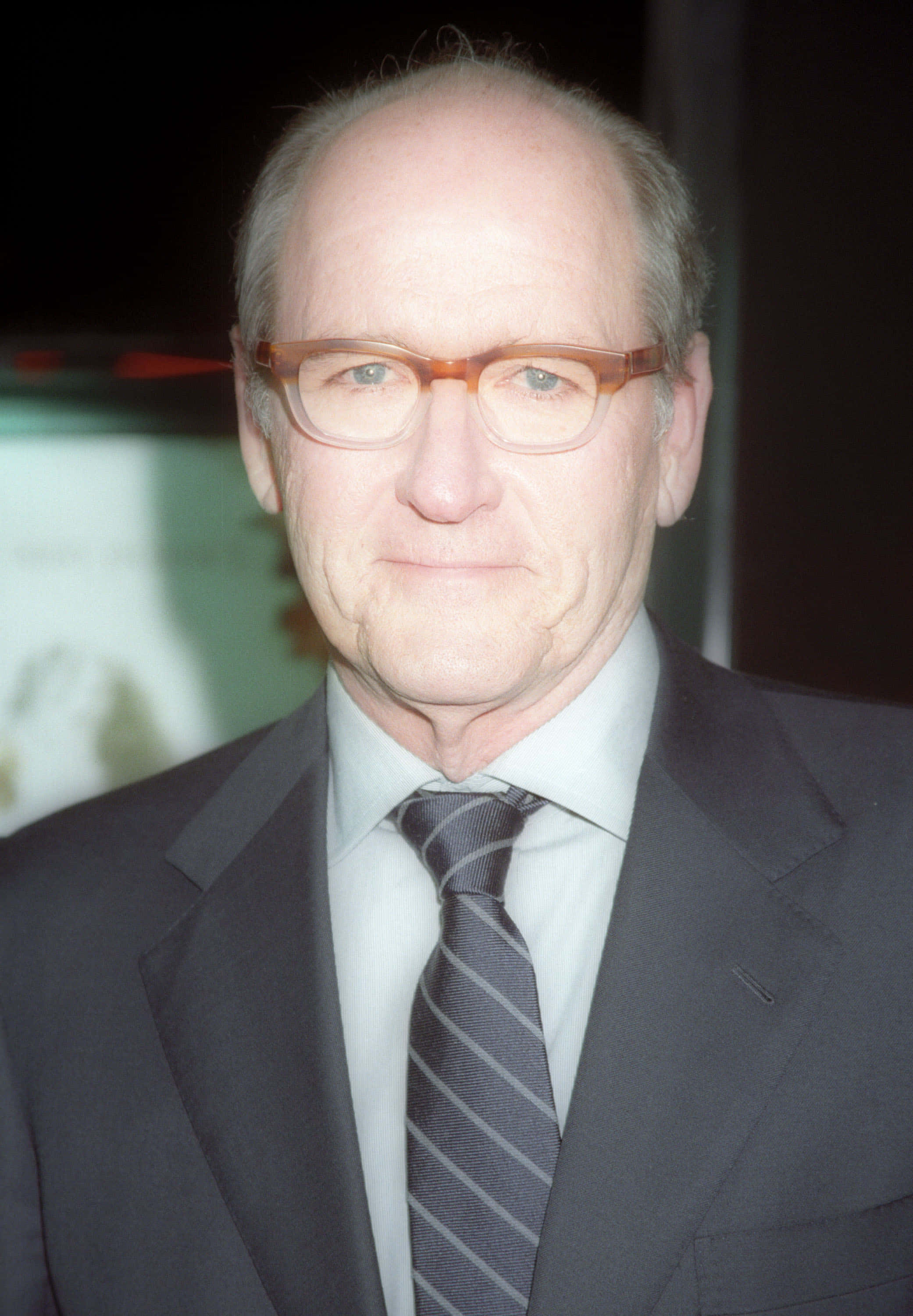 Richard Jenkins, dark suit, striped tie, 2K Phone Wallpaper