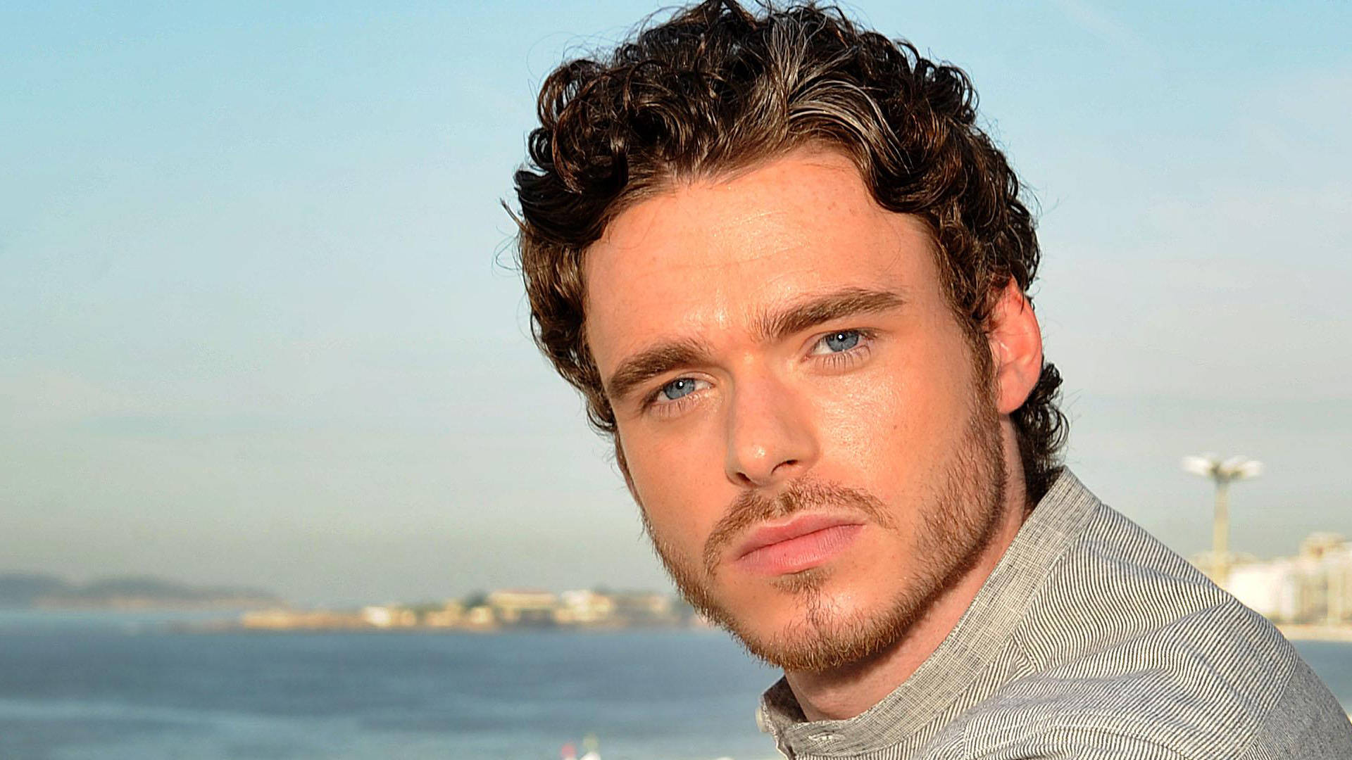 Richard Madden, coastal backdrop, calm sea, Full HD Desktop Wallpaper