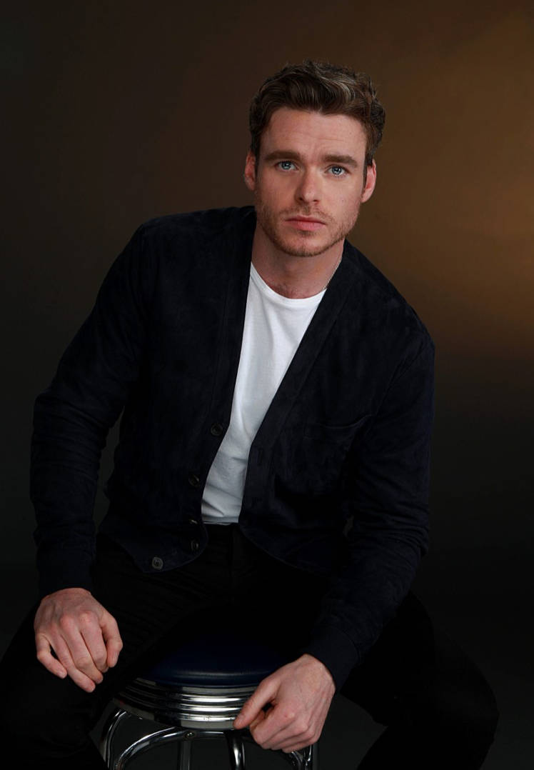 Richard Madden, blue eyes, stool, SD Phone Wallpaper