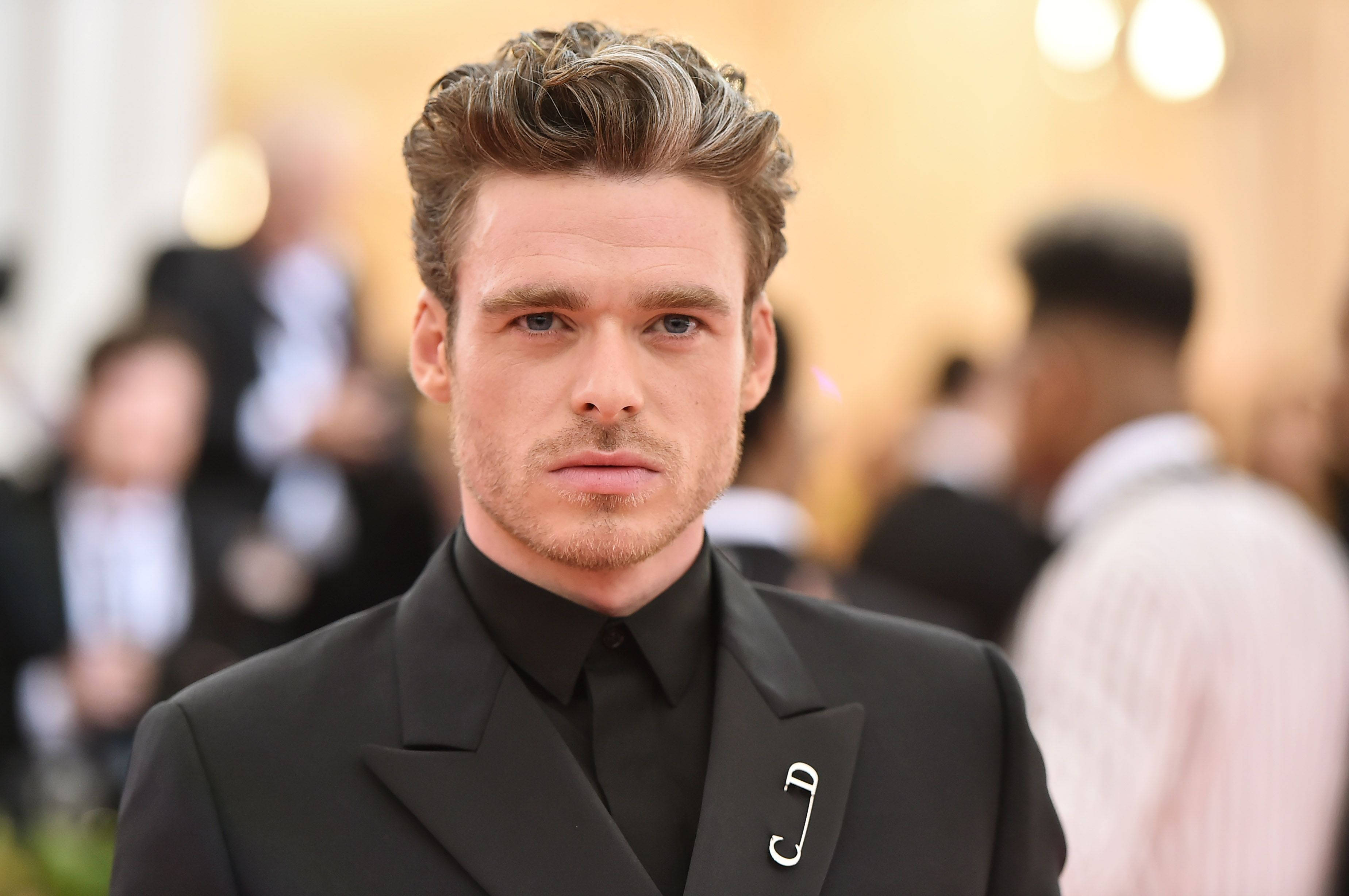 Richard Madden, gala photoshoot, safety pin lapel pin, 2K Desktop Wallpaper