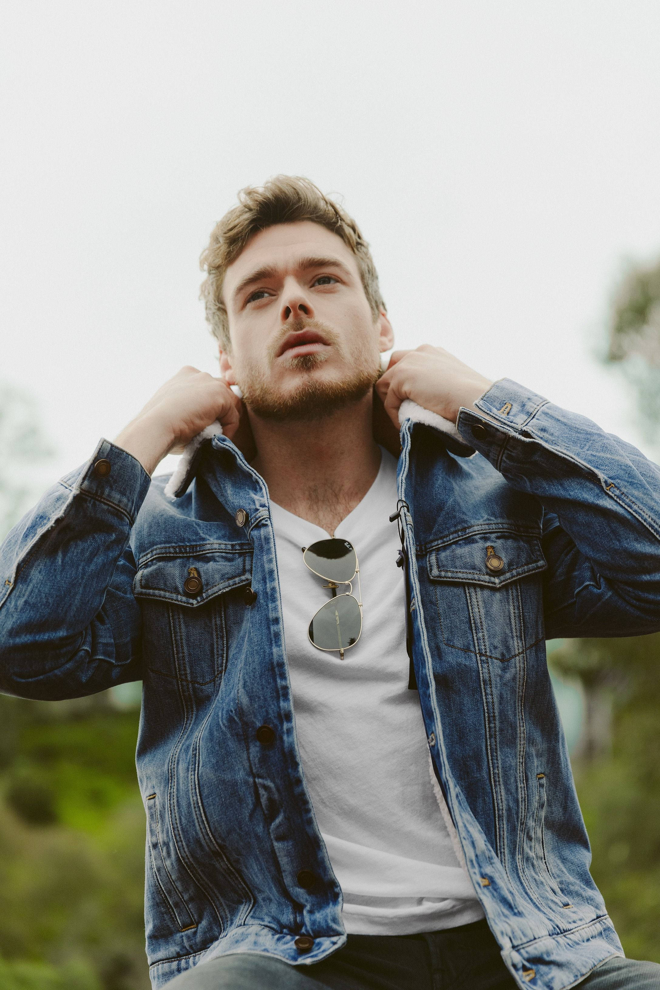 Richard Madden, denim jacket, sunglasses around neck, 2K Phone Wallpaper