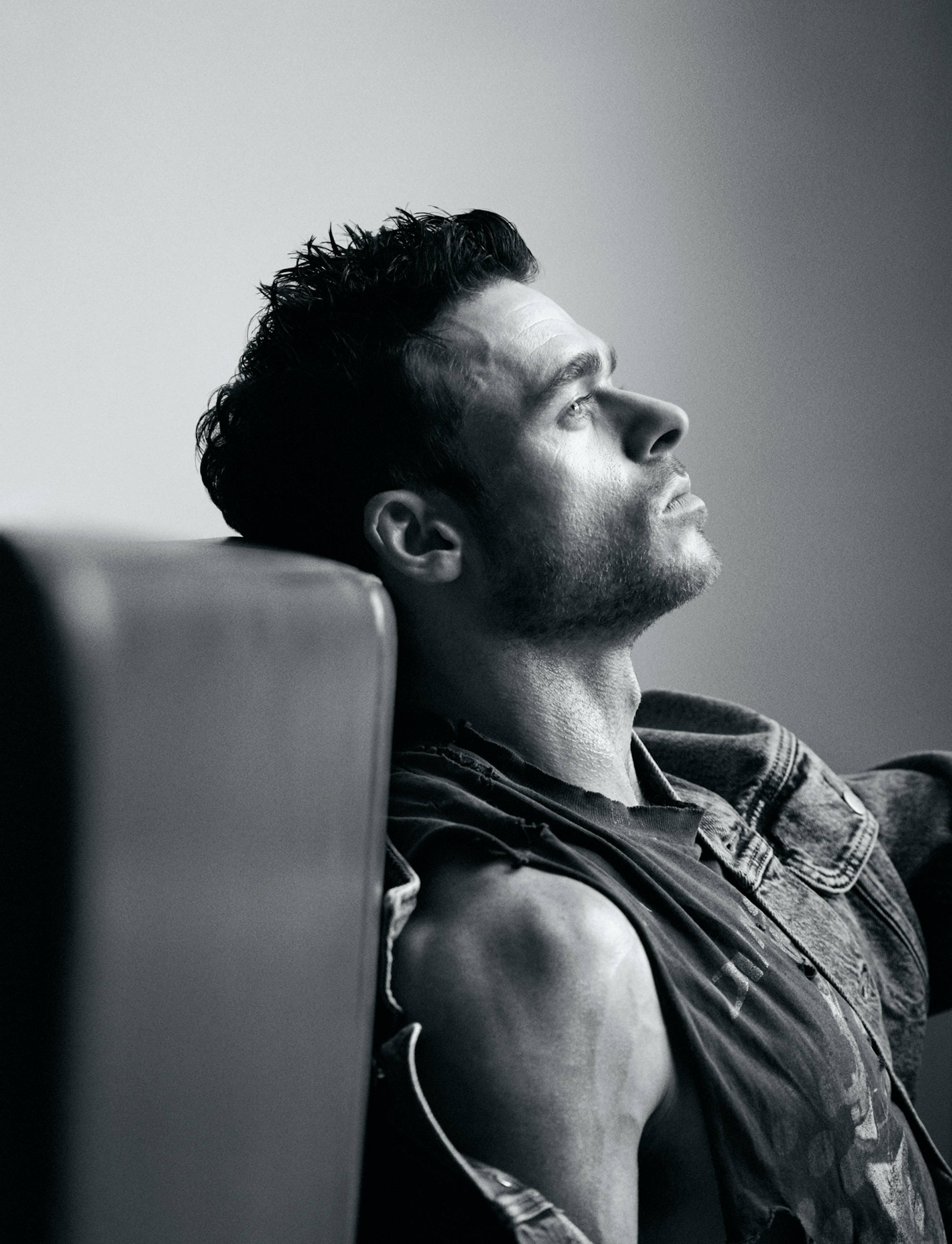 Richard Madden, denim vest, black and white portrait, 2K Phone Wallpaper