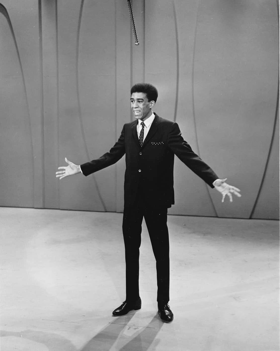 Richard Pryor, sharp suit, minimalist studio set, HD Phone Wallpaper