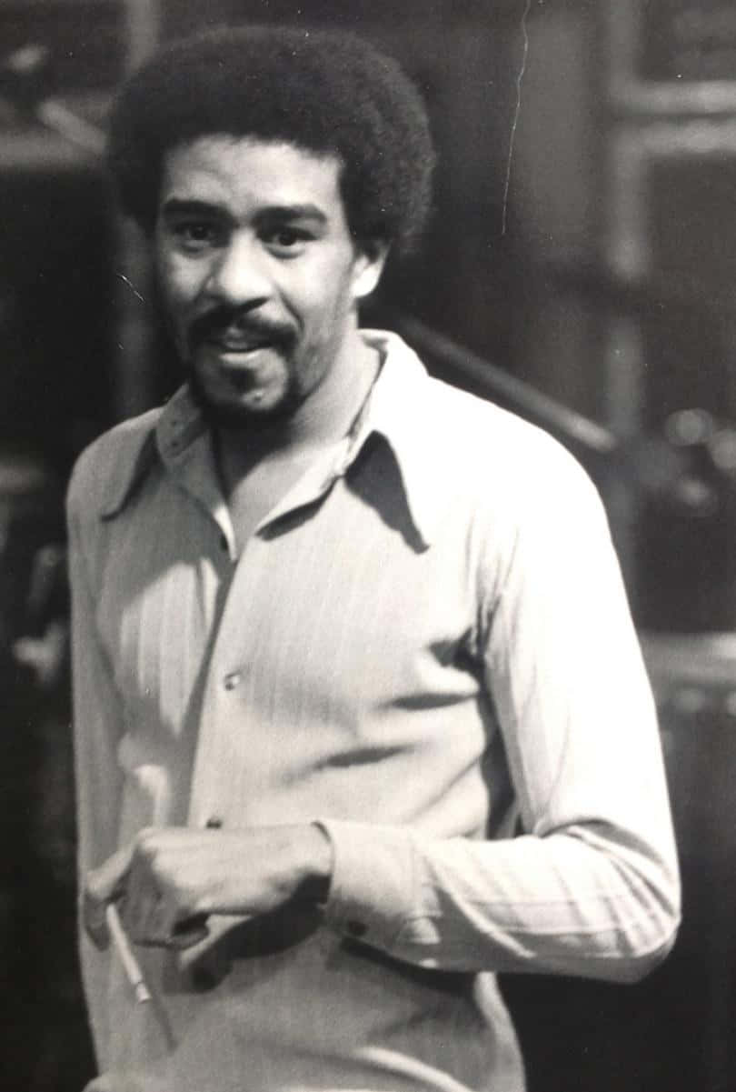 Richard Pryor, afro hairstyle, cigarette, SD Phone Wallpaper