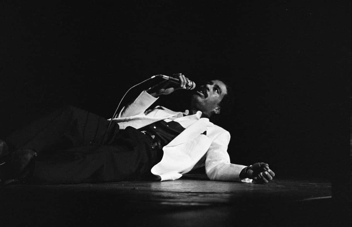 Richard Pryor, white suit, microphone, SD Desktop Wallpaper