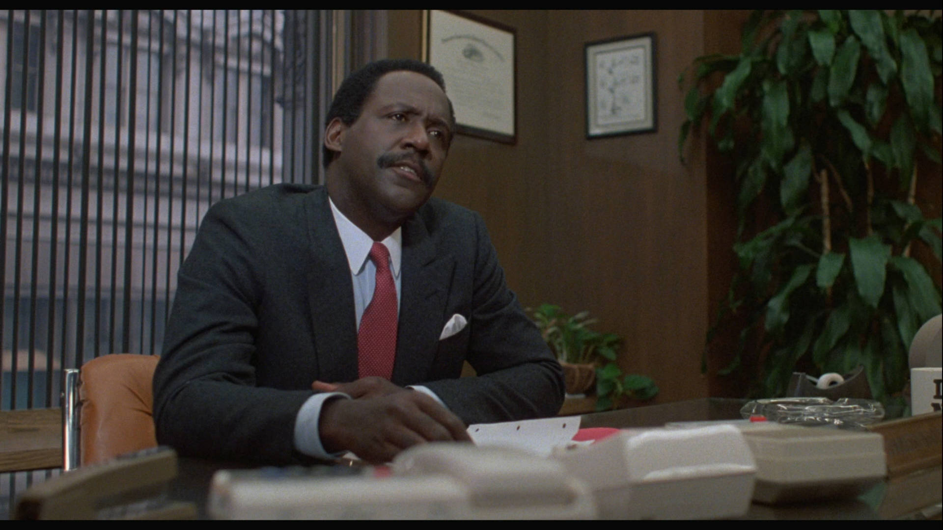 Richard Roundtree, tuxedo, wooden desk, Full HD Desktop Wallpaper