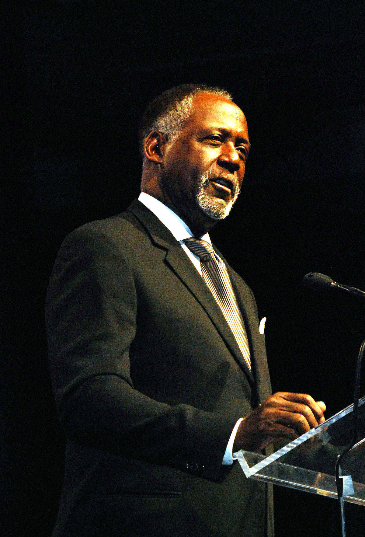 Richard Roundtree, black backdrop, stage lights, HD Phone Wallpaper