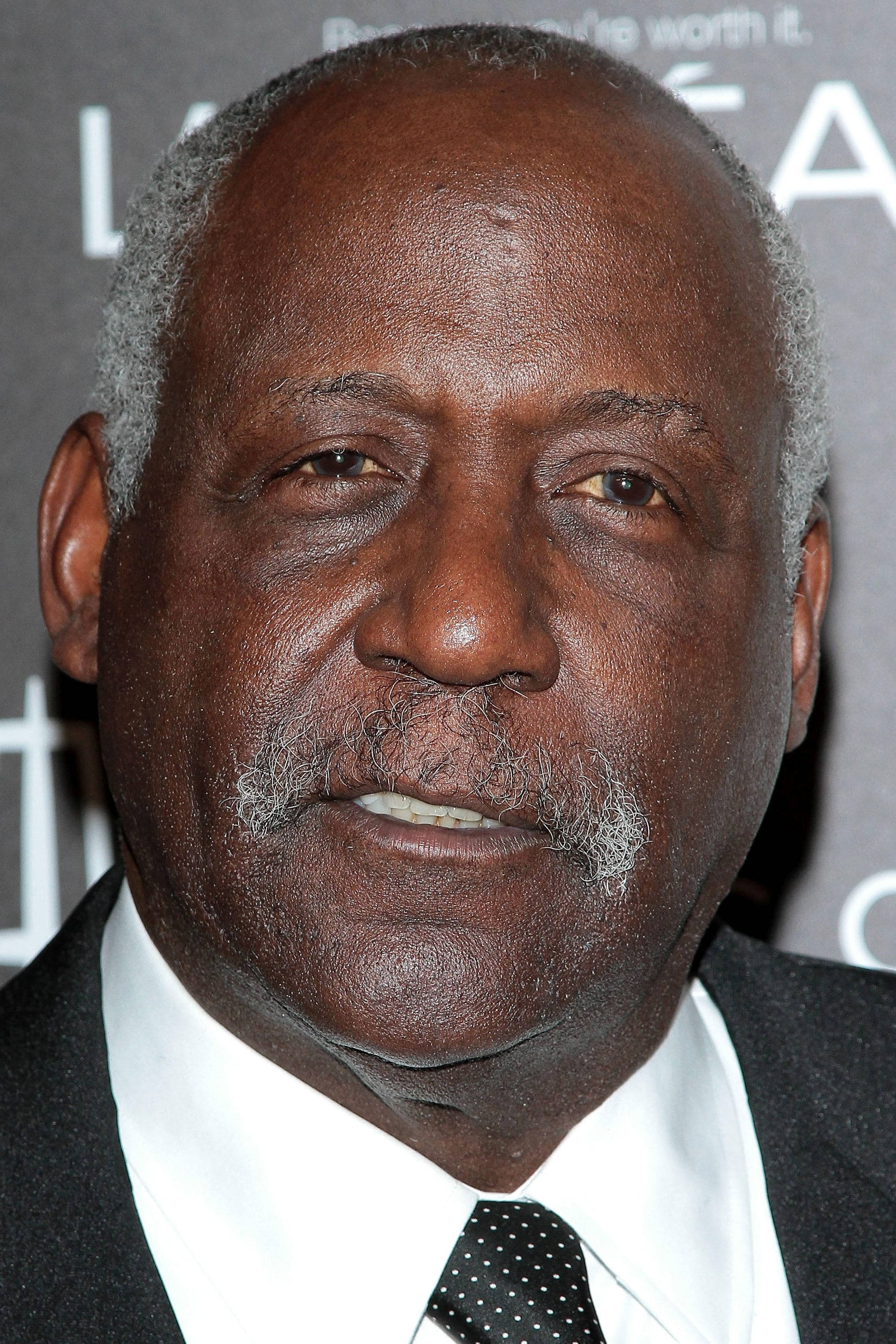 Richard Roundtree, suit, polka dot tie, 2K Phone Wallpaper