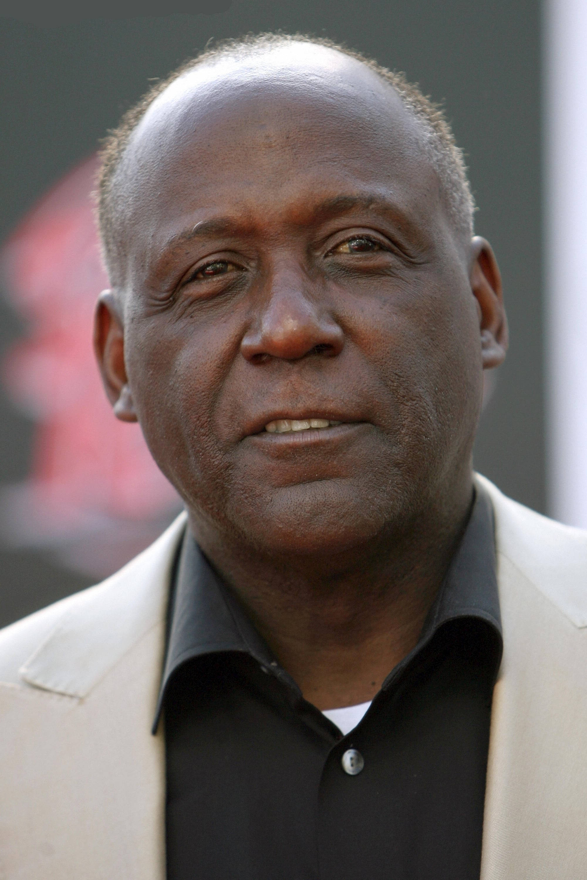 Richard Roundtree, beige blazer, black shirt, 2K Phone Wallpaper