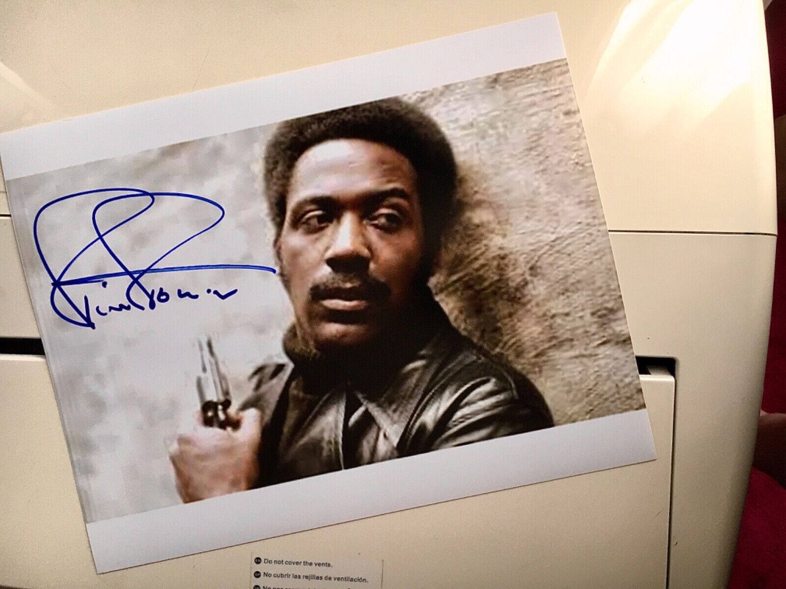 Richard Roundtree, Polaroid photo, gun, HD Desktop Wallpaper