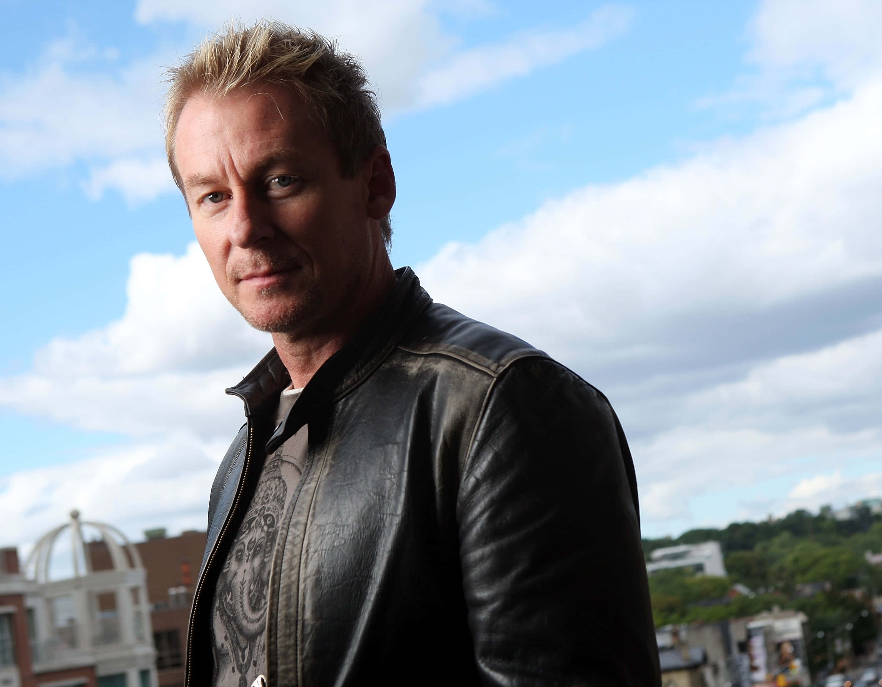 Richard Roxburgh, black leather jacket, bright blue sky, 2K Desktop Wallpaper